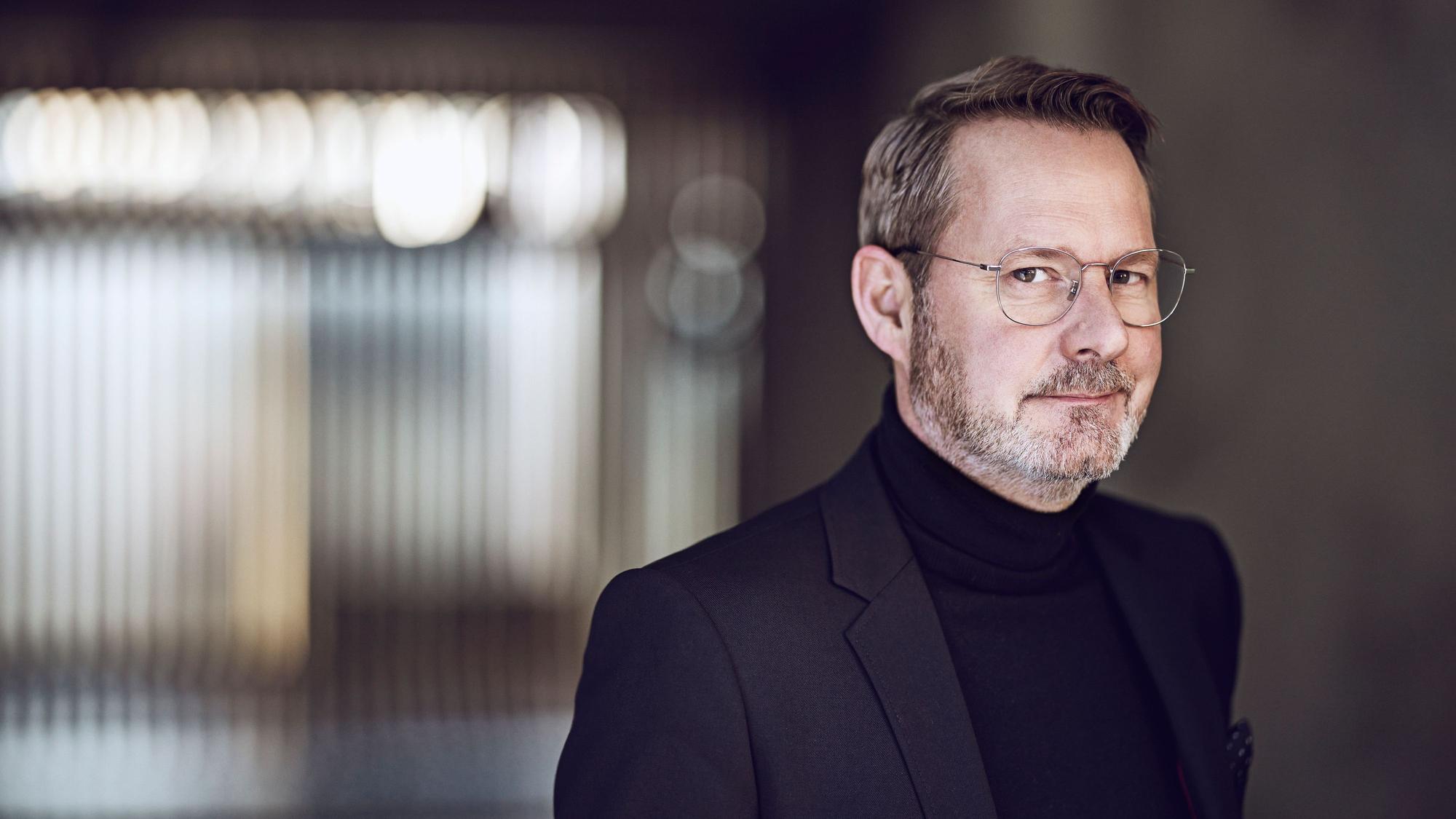 Ein Porträt des Autors, ein Mann mit Brille und Bart.