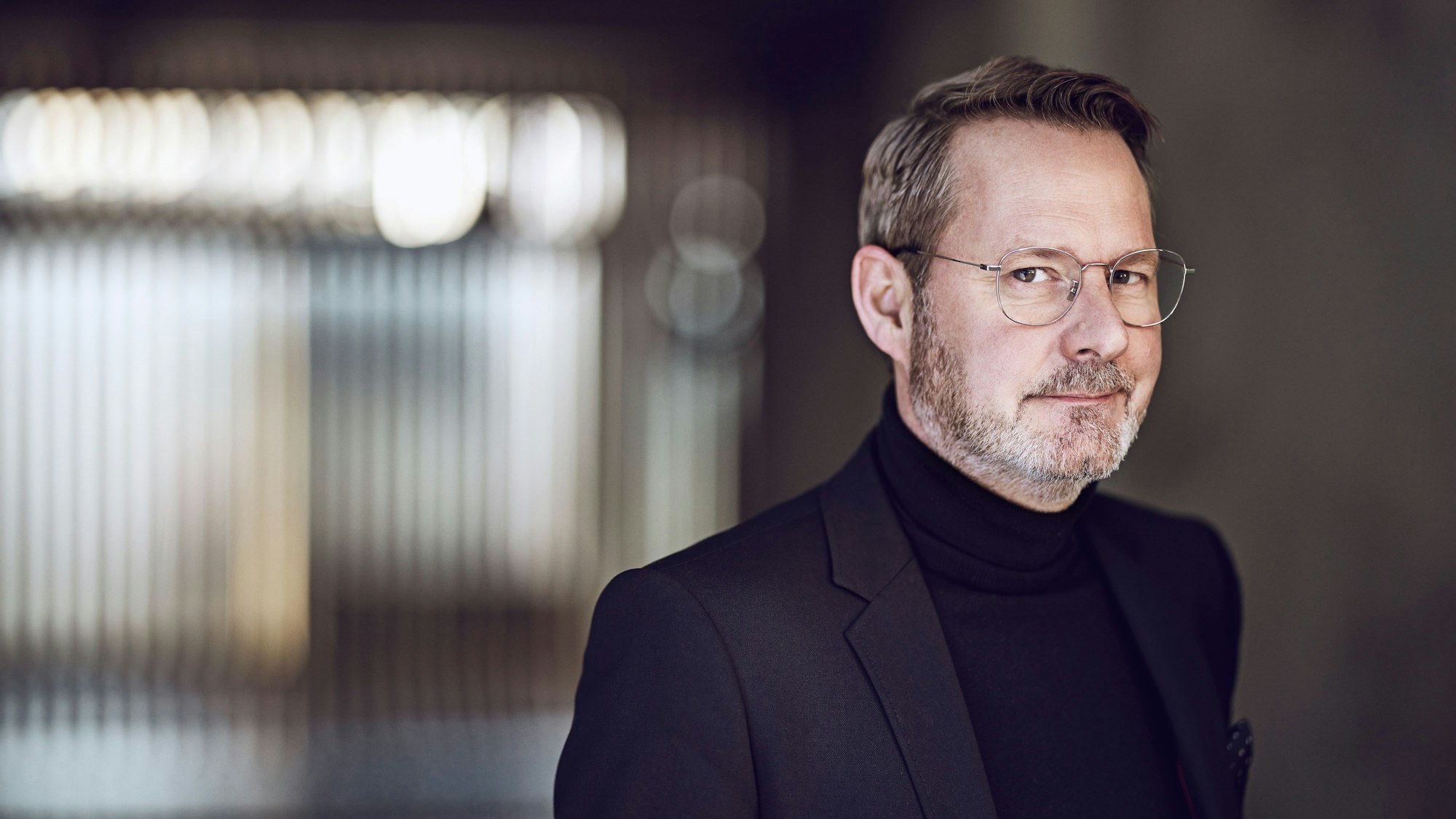 Ein Porträt des Autors, ein Mann mit Brille und Bart.