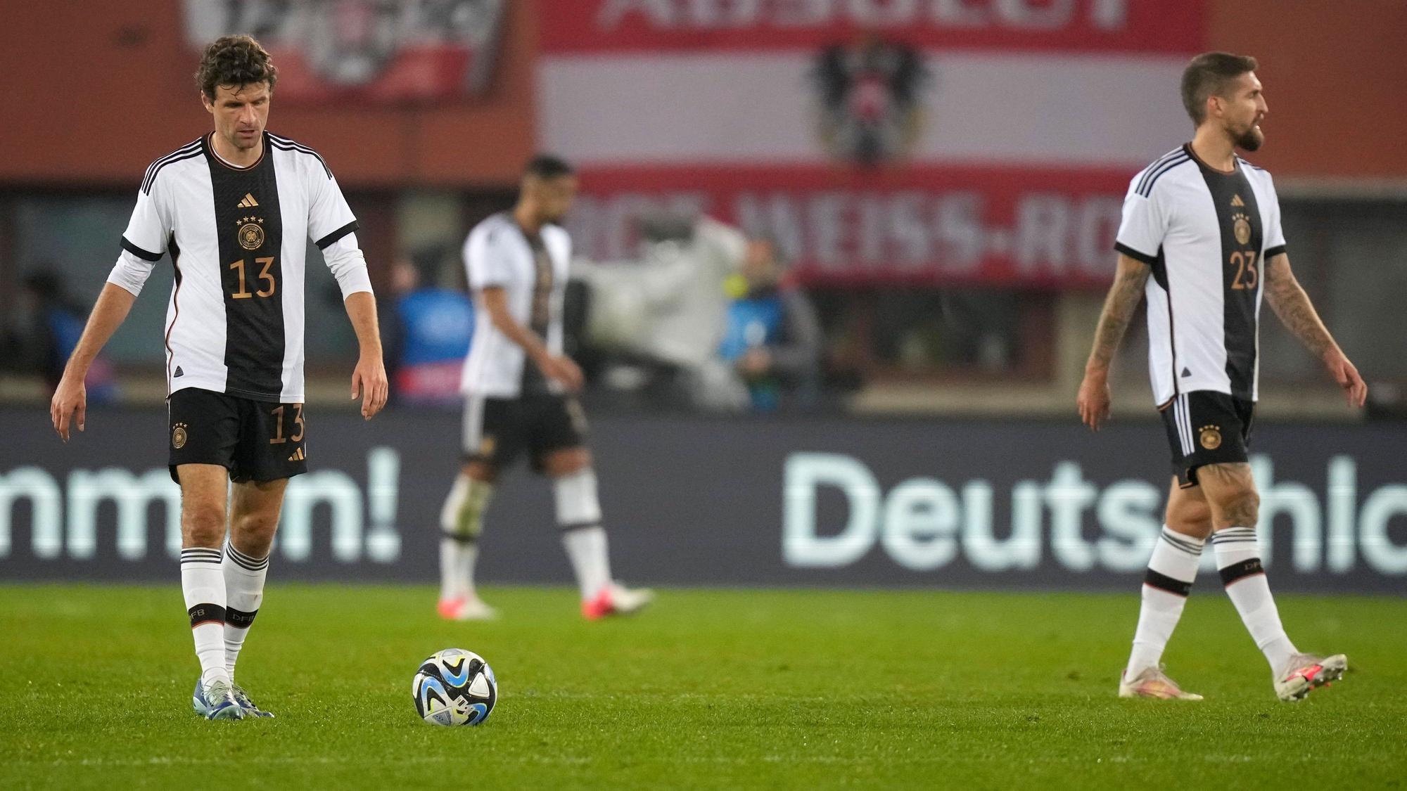 21.11.2023, Österreich, Wien: Fußball: Länderspiele, Österreich - Deutschland, Ernst-Happel-Stadion. Deutschlands Thomas Müller (l) geht nach dem zweiten Gegentor enttäuscht über den Platz. Foto: Matthias Schrader/AP/dpa +++ dpa-Bildfunk +++