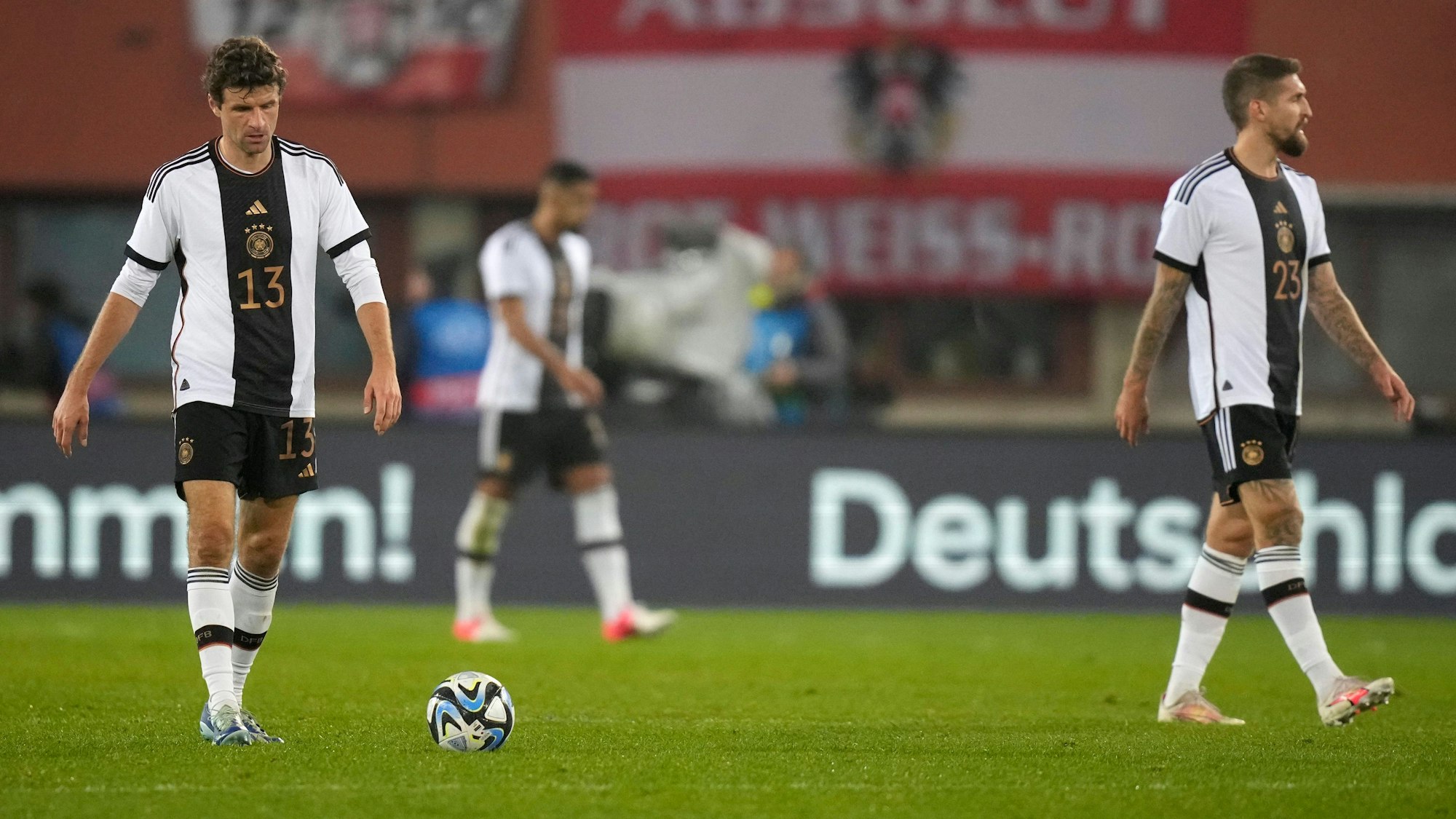 21.11.2023, Österreich, Wien: Fußball: Länderspiele, Österreich - Deutschland, Ernst-Happel-Stadion. Deutschlands Thomas Müller (l) geht nach dem zweiten Gegentor enttäuscht über den Platz. Foto: Matthias Schrader/AP/dpa +++ dpa-Bildfunk +++