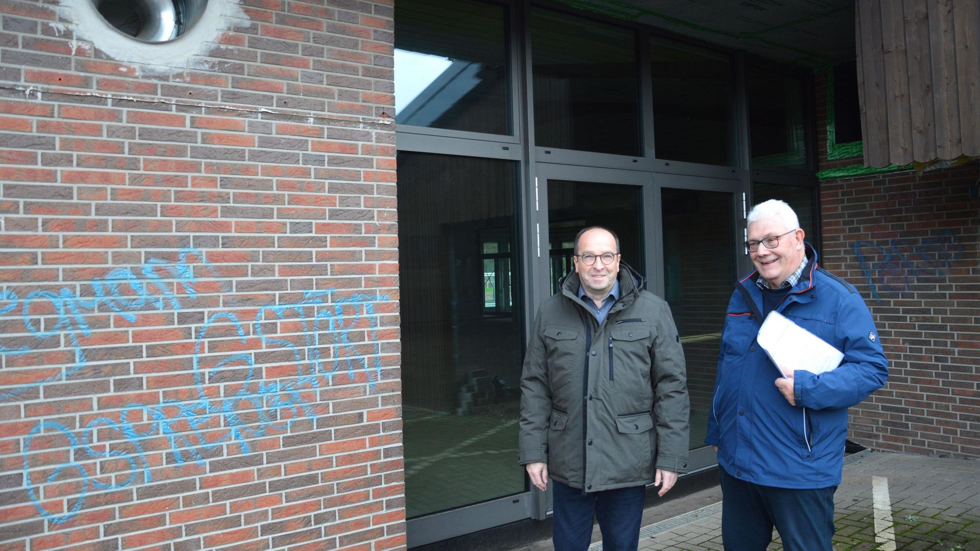 Stefan Kupp (links) und Gottfried Schnitzler stehen vor der Bürgerhalle.