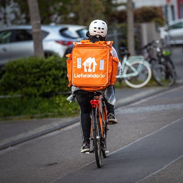 Ein Fahrer des Lieferdienstes Lieferando.de von hinten auf der Straße