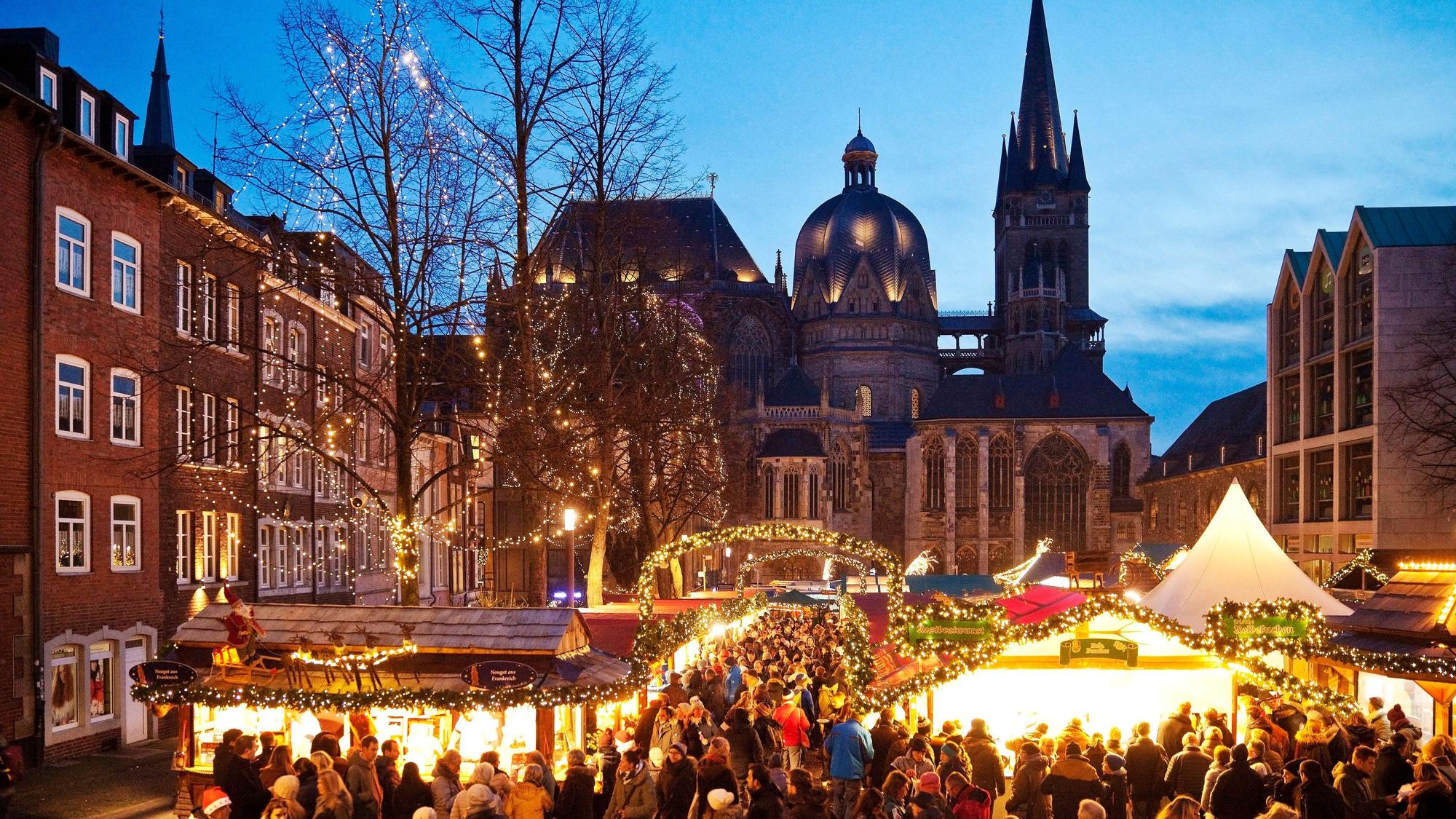 Weihnachtsmarkt am Abend vor dem Dom in Aachen