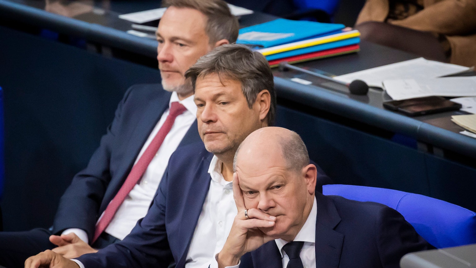 Bundeskanzler Olaf Scholz (rechts), Robert Habeck (Mitte), Bundesminister für Wirtschaft und Klimaschutz, und Christian Lindner, Bundesminister der Finanzen,