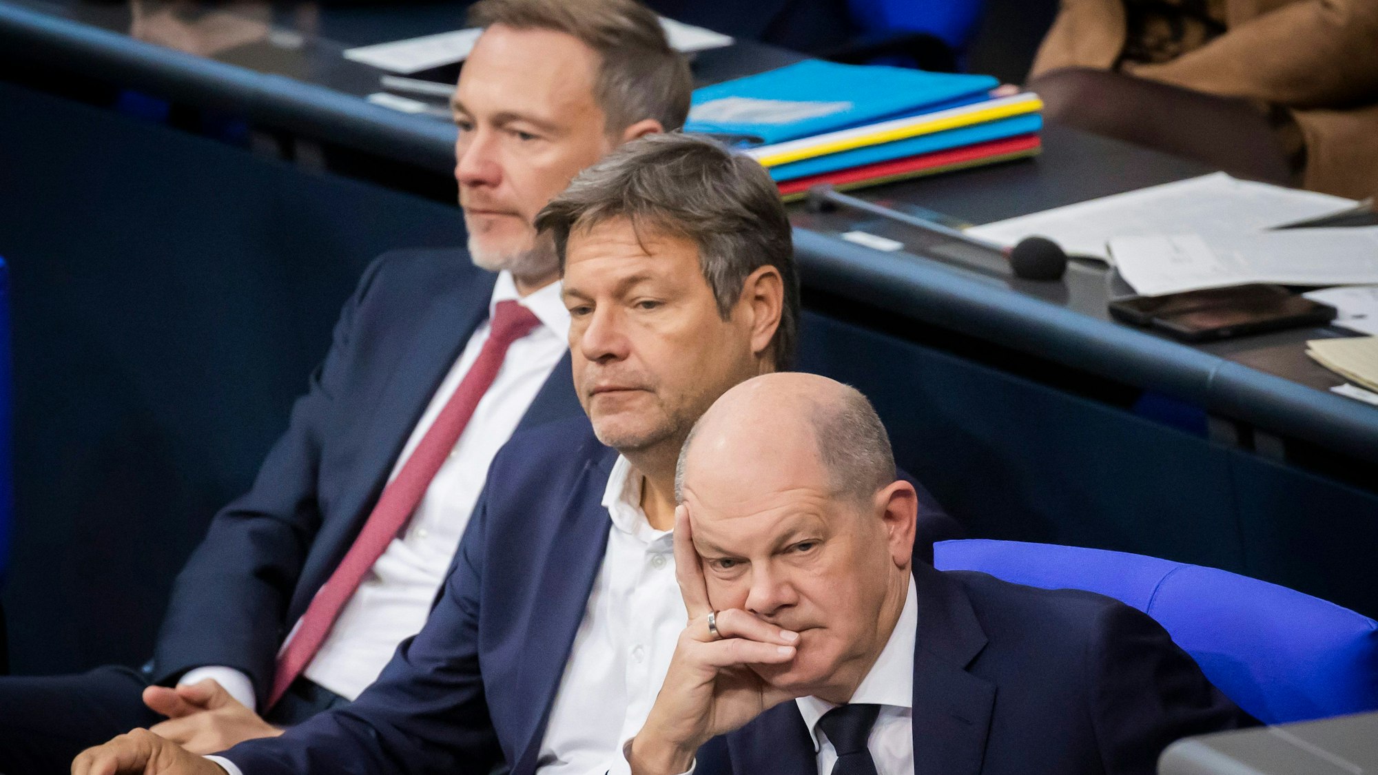 Bundeskanzler Olaf Scholz (rechts), Robert Habeck (Mitte), Bundesminister für Wirtschaft und Klimaschutz, und Christian Lindner, Bundesminister der Finanzen,