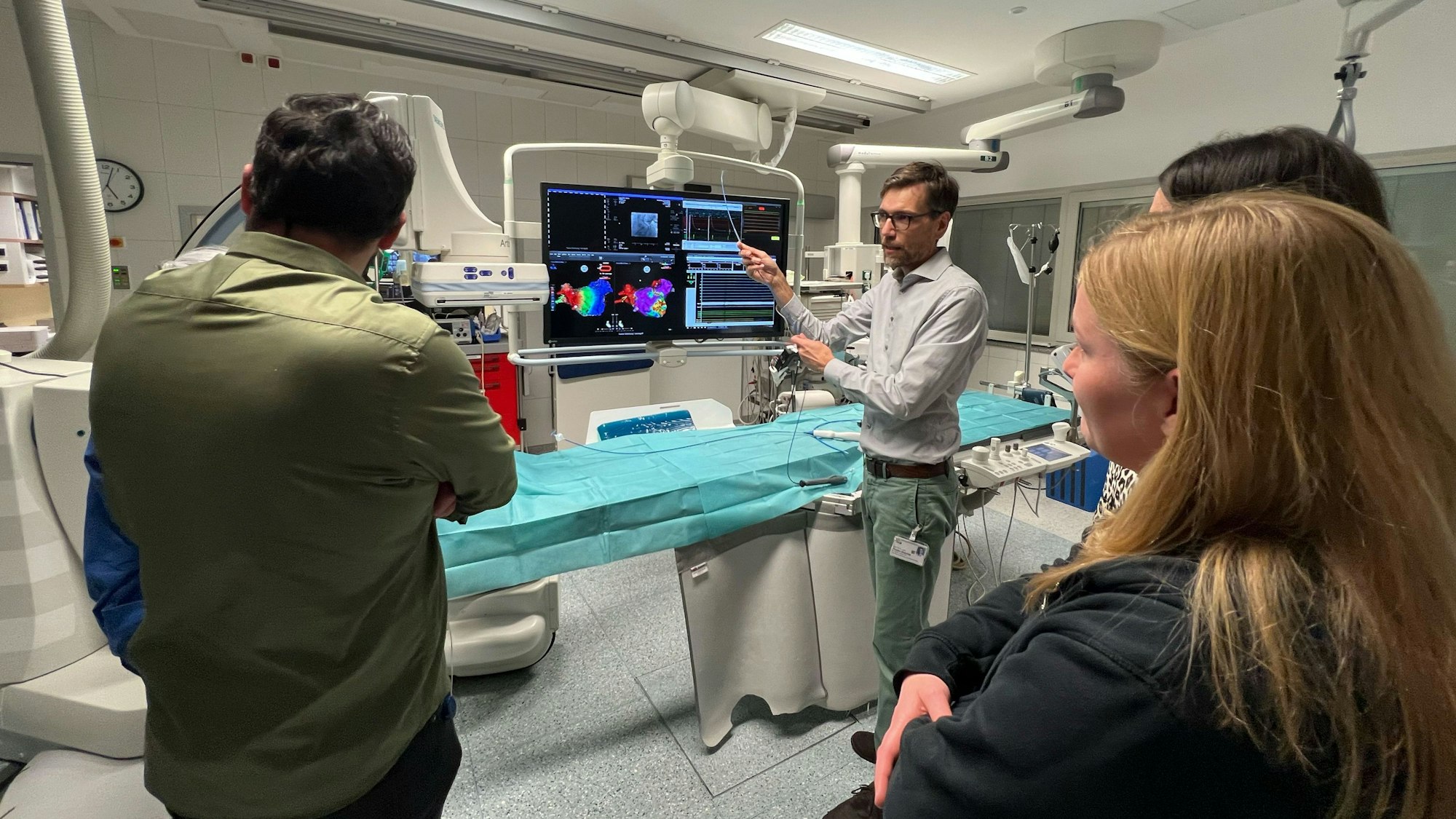 Ein Mann erklärt ein Gerät.