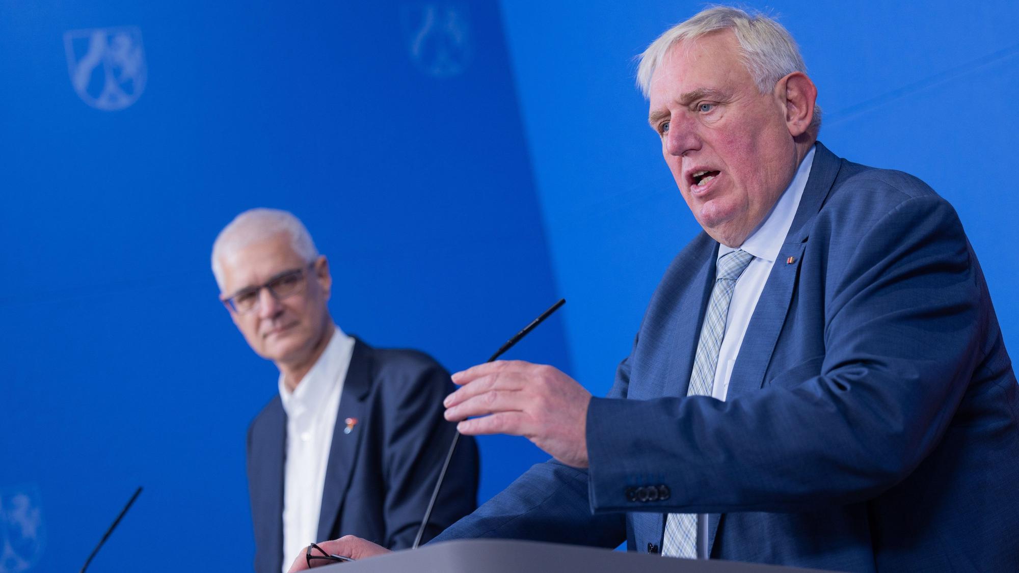 21.11.2023, Nordrhein-Westfalen, Düsseldorf: Karl-Josef Laumann (CDU, r), Gesundheitsminister von Nordrhein-Westfalen, und Ingo Morell, Präsident der Krankenhausgesellschaft NRW, stellen eine Bundesratsinitiative für eine bessere Finanzausstattung der Krankenhäuser vor.