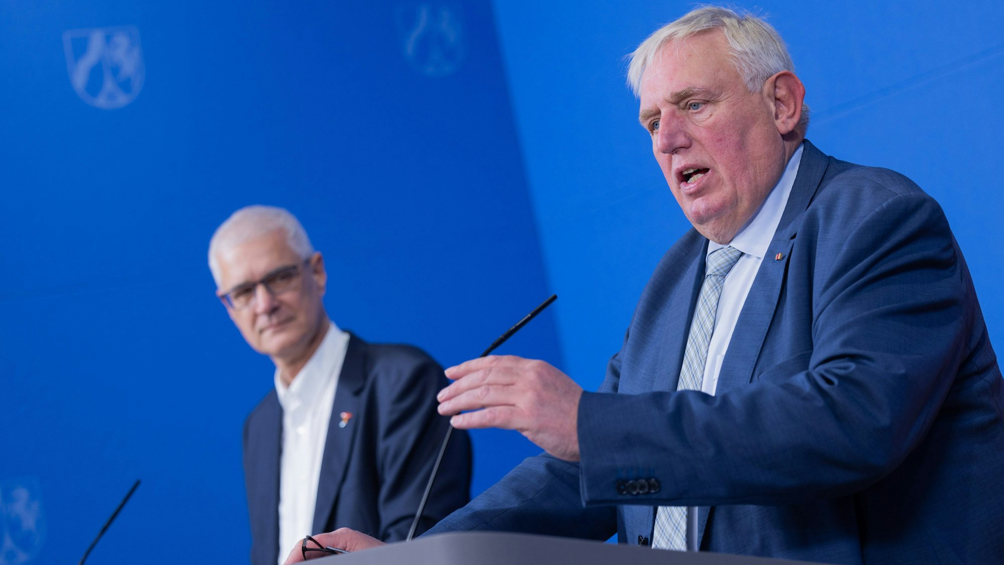 21.11.2023, Nordrhein-Westfalen, Düsseldorf: Karl-Josef Laumann (CDU, r), Gesundheitsminister von Nordrhein-Westfalen, und Ingo Morell, Präsident der Krankenhausgesellschaft NRW, stellen eine Bundesratsinitiative für eine bessere Finanzausstattung der Krankenhäuser vor.