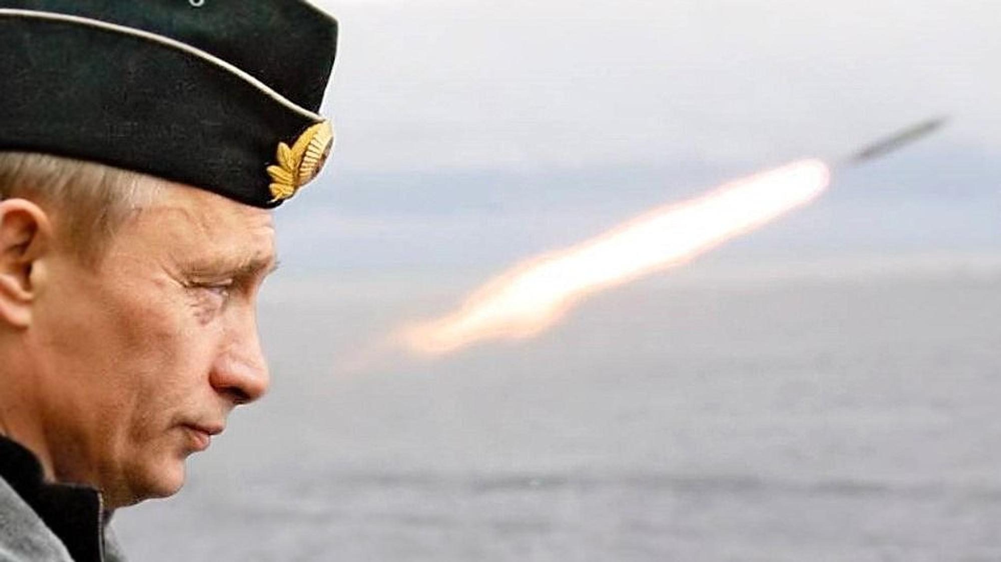 Wladidmir Putin bei einer Marineübung im Jahr 2005. Laut dem ehemaligen Berater des Kremlchefs begannen Putins Planungen für den Überfall auf die Ukraine bereits 2003. (Archivbild)