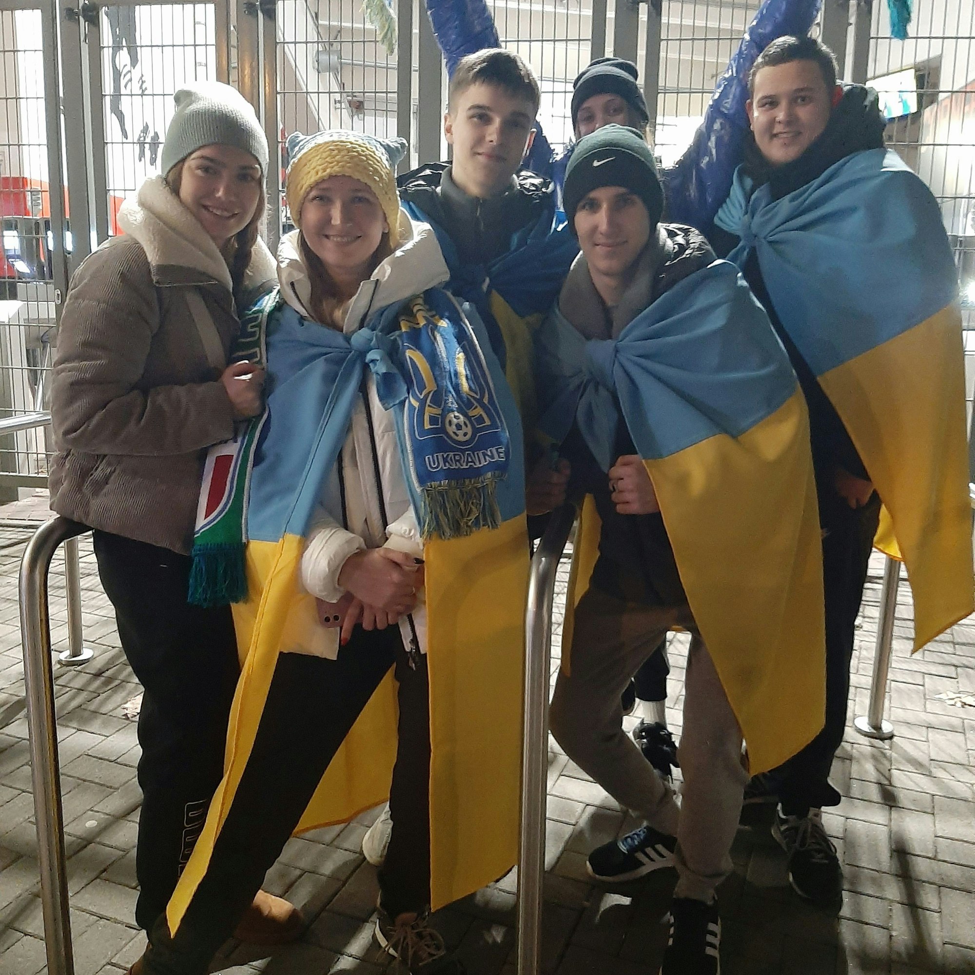 Qualilfikationsspiel zur Fußball-Europameisterschaft 2024 Ukraine gegen Italien in der Bay-Arena Leverkusen. (EM, UEFA). Auf dem Bild, angereist aus Bad Kreuznach (v.l.): Oksana, Maryna, Vlad, Uliana, Daniel, Oleksandr.
