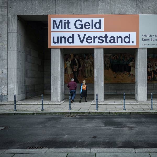 Ein Plakat mit der Aufschrift „Mit Geld und Verstand. Schulden bremsen, Chancen schaffen. Unser Bundeshaushalt.“ hängt über dem Eingang zum Bundesministerium der Finanzen.
