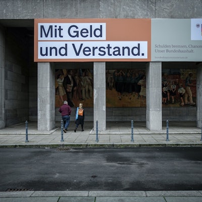 Ein Plakat mit der Aufschrift „Mit Geld und Verstand. Schulden bremsen, Chancen schaffen. Unser Bundeshaushalt.“ hängt über dem Eingang zum Bundesministerium der Finanzen.