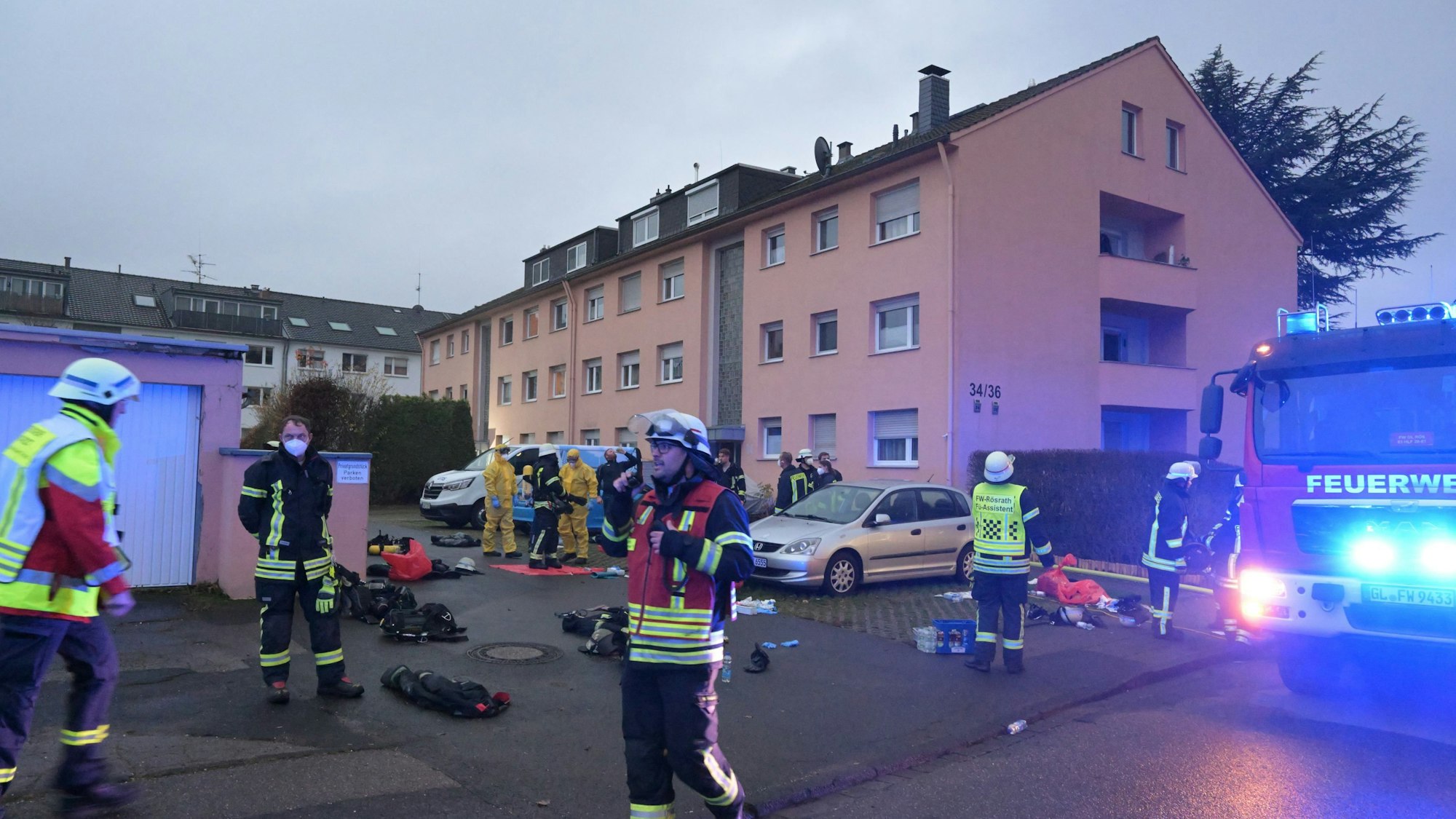 Das Foto zeigt die Einsatzkräfte bei ihrem Einsatz am Akazienweg in Rösrath