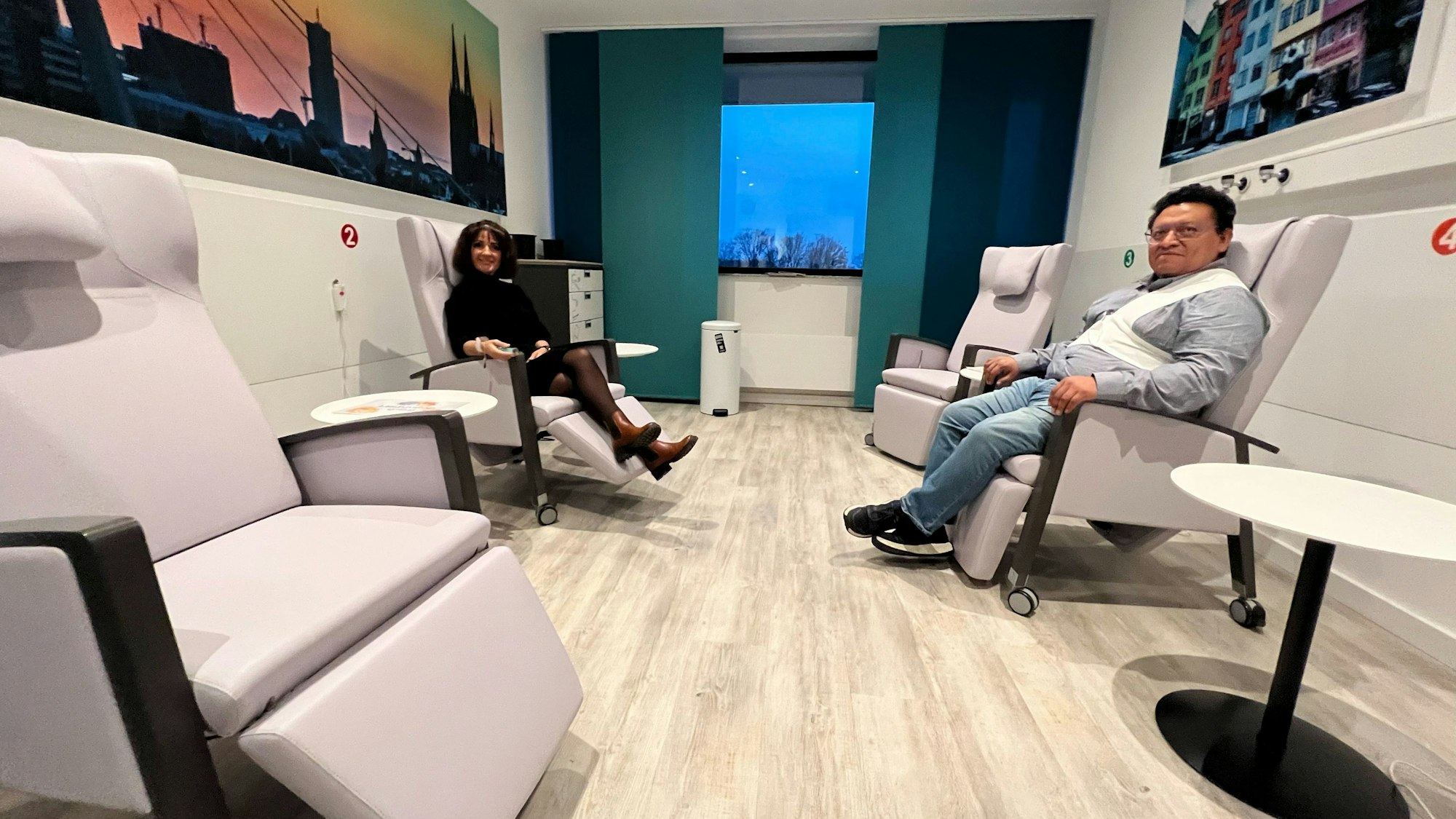 In einem Raum stehen Sessel.