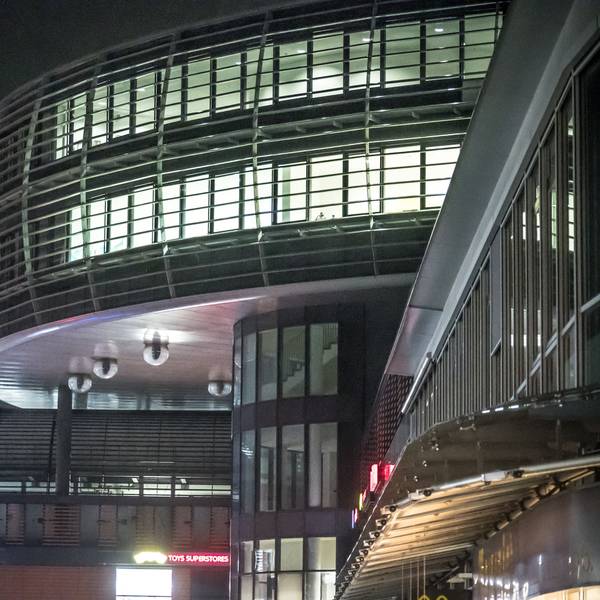 Das Rathaus Leverkusen in Wiesdorf bei Nacht.