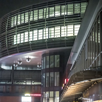 Das Rathaus Leverkusen in Wiesdorf bei Nacht.