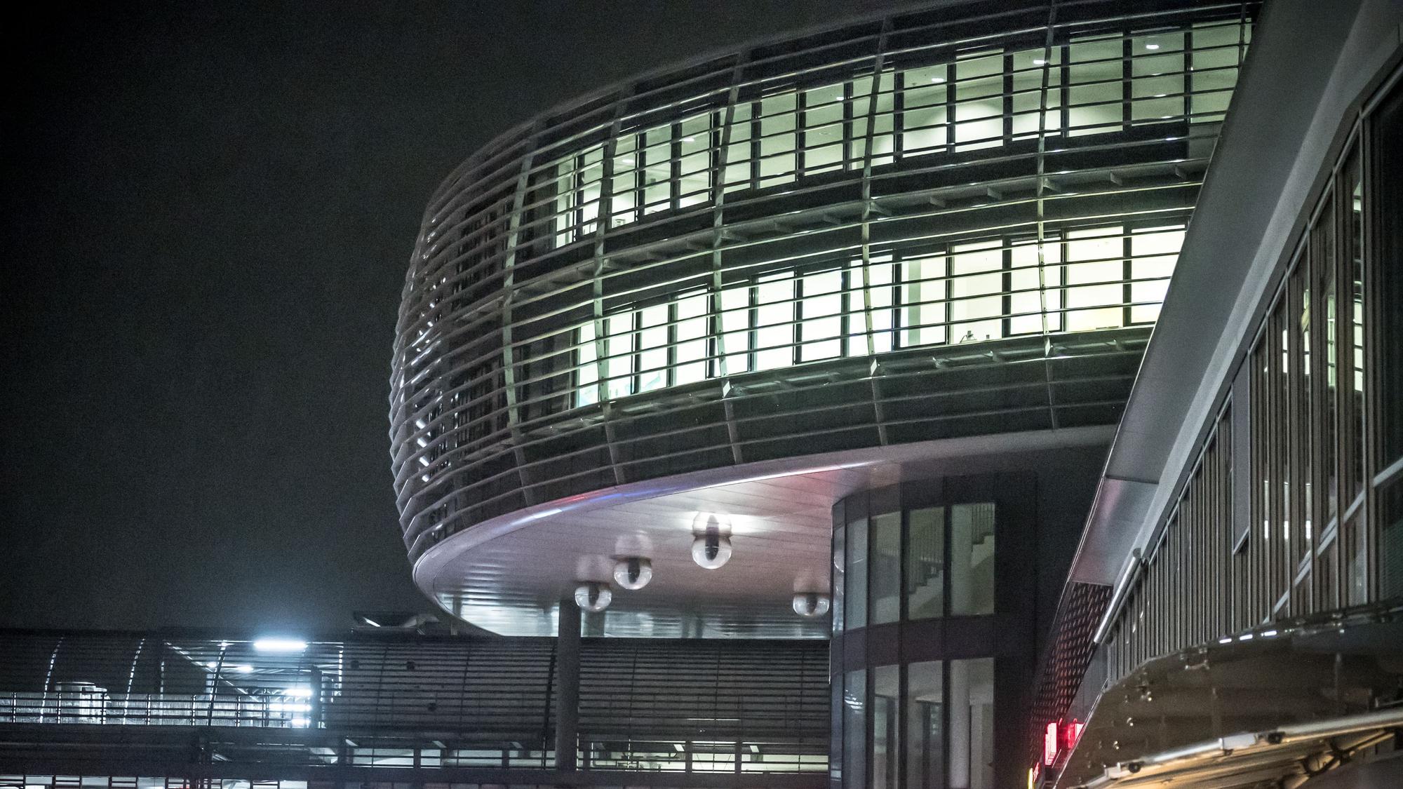 Das Rathaus Leverkusen in Wiesdorf bei Nacht.