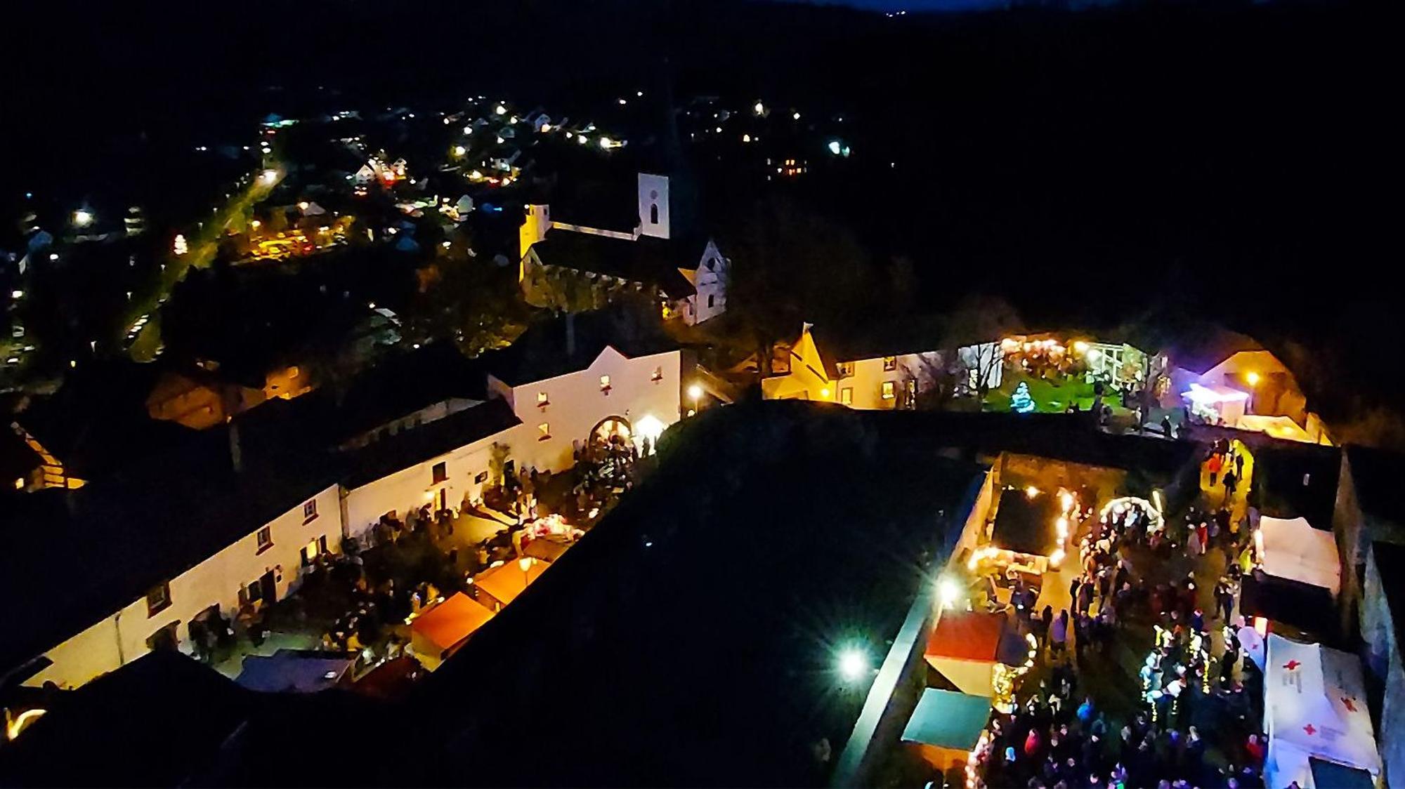 Blick vom Burgfried der Ruine Reifferscheid auf den Weihnachtsmarkt in den alten Gassen zwischen Vorburg und Burghof.