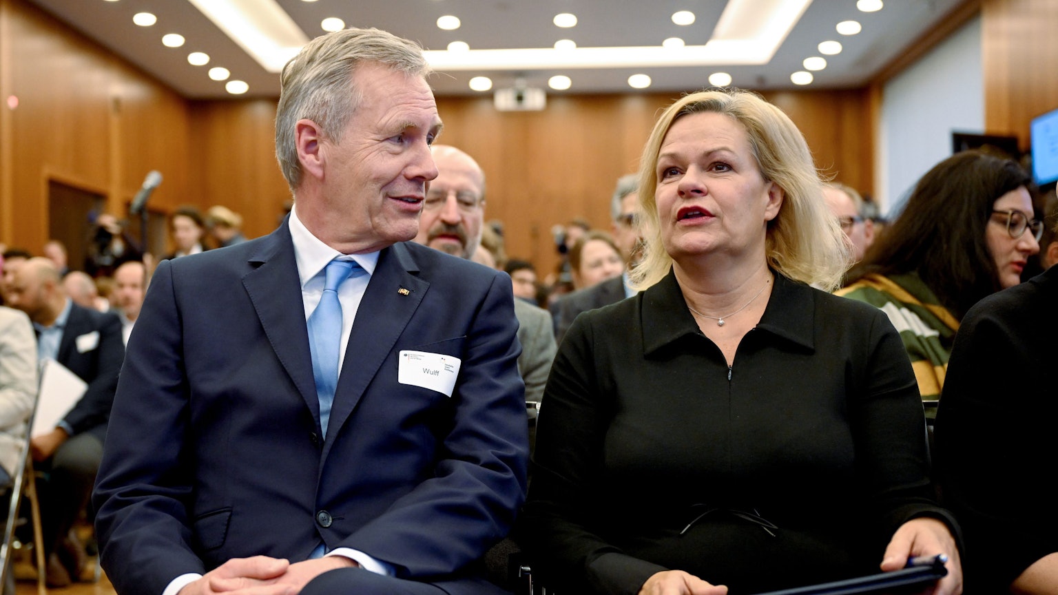 21.11.2023, Berlin: Christian Wulff, ehemaliger Bundespräsident der Bundesrepublik Deutschland,und Nancy Faeser (SPD), Bundesministerin des Innern und Heimat, nehmen an der Deutschen Islam Konferenz teil. Foto: Britta Pedersen/dpa +++ dpa-Bildfunk +++