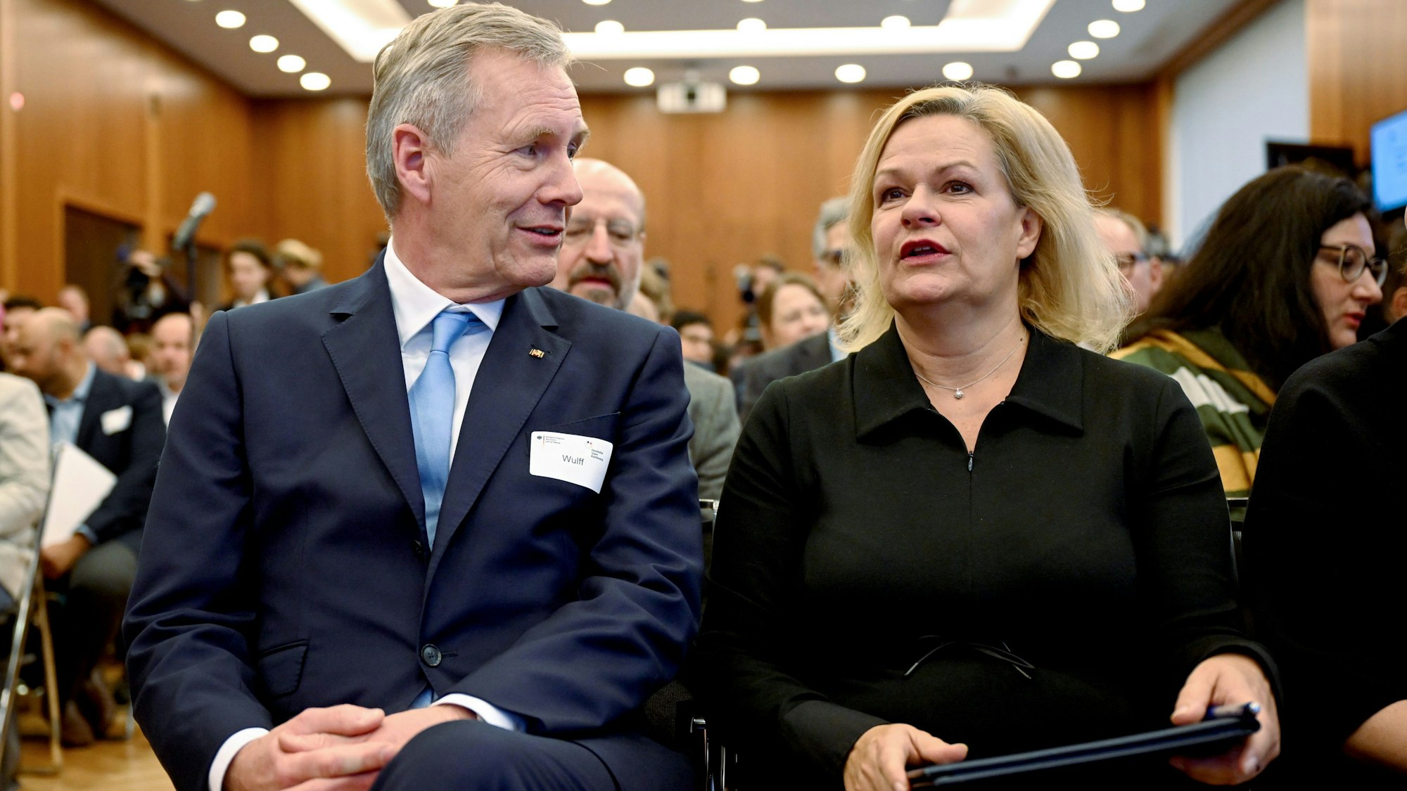 21.11.2023, Berlin: Christian Wulff, ehemaliger Bundespräsident der Bundesrepublik Deutschland,und Nancy Faeser (SPD), Bundesministerin des Innern und Heimat, nehmen an der Deutschen Islam Konferenz teil. Foto: Britta Pedersen/dpa +++ dpa-Bildfunk +++