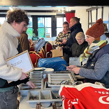 Die neuen Eigentümer des früheren Haus Sonnenschein, David und Sebastian Heitmann, veranstalteten einen Hausflohmarkt. Basti Schmidt suchte mit Mutter Daniela nach Besteck für den eigenen Haushalt.