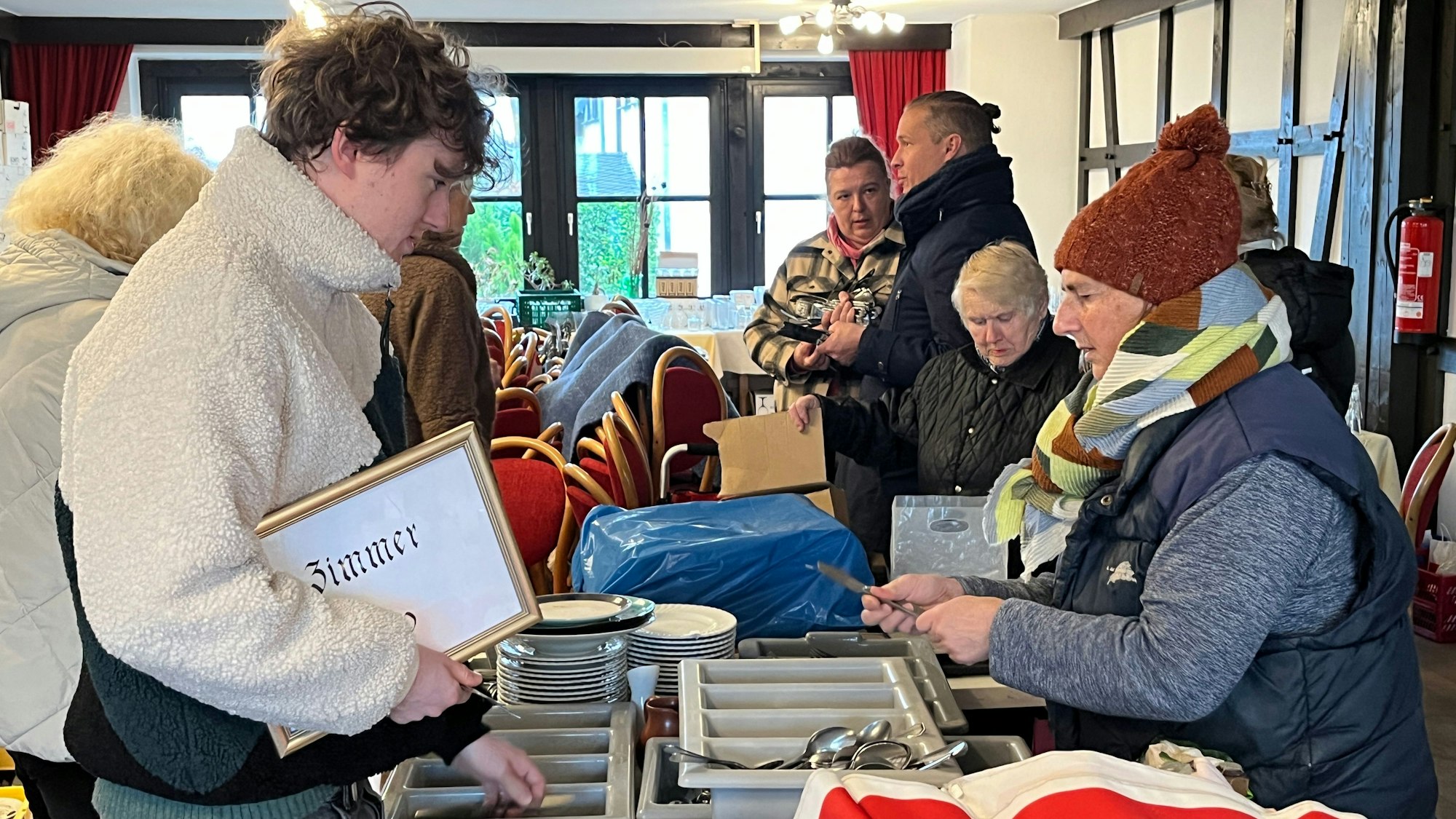 Die neuen Eigentümer des früheren Haus Sonnenschein, David und Sebastian Heitmann, veranstalteten einen Hausflohmarkt. Basti Schmidt suchte mit Mutter Daniela nach Besteck für den eigenen Haushalt.