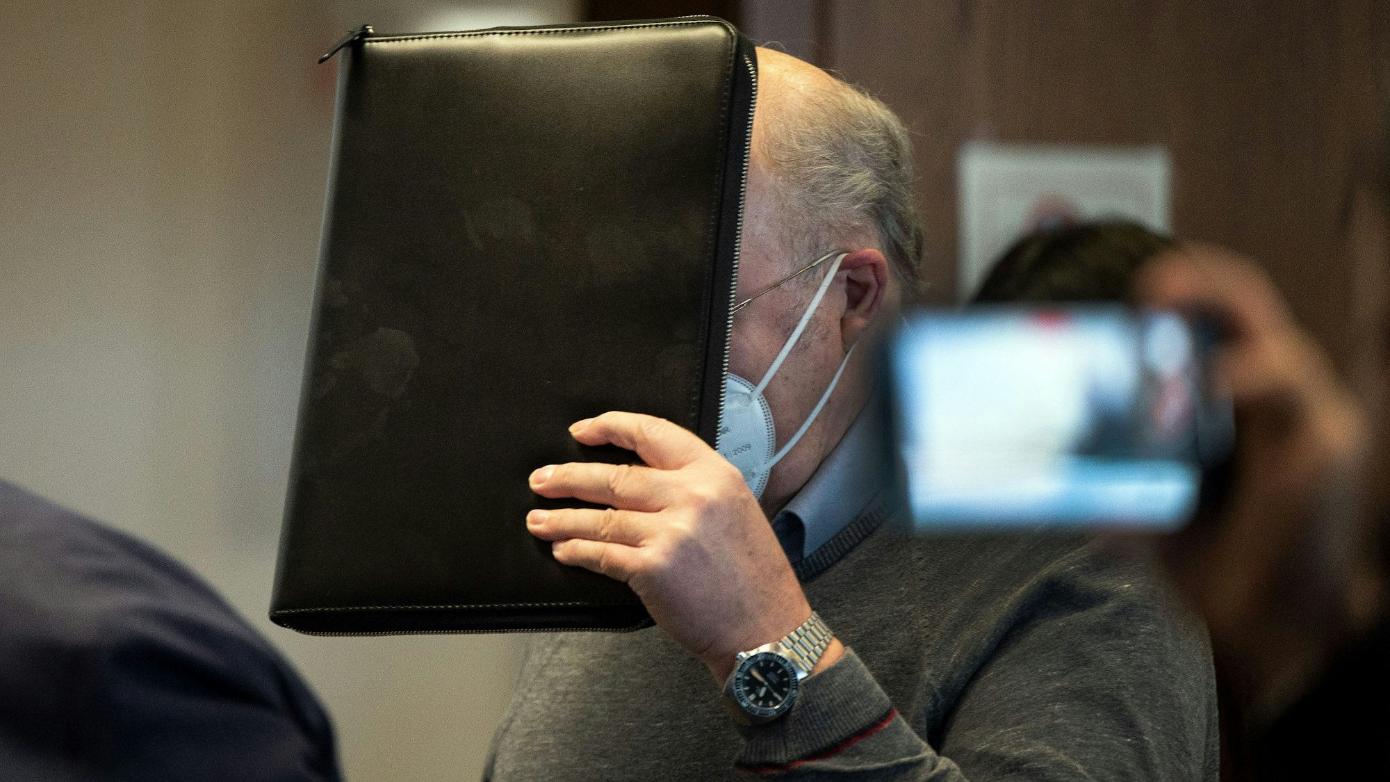 Der zu zwölf Jahren Haft verurteilte Ex-Priester und Seriensexualstraftäter Hans Ue. im Kölner Landgericht