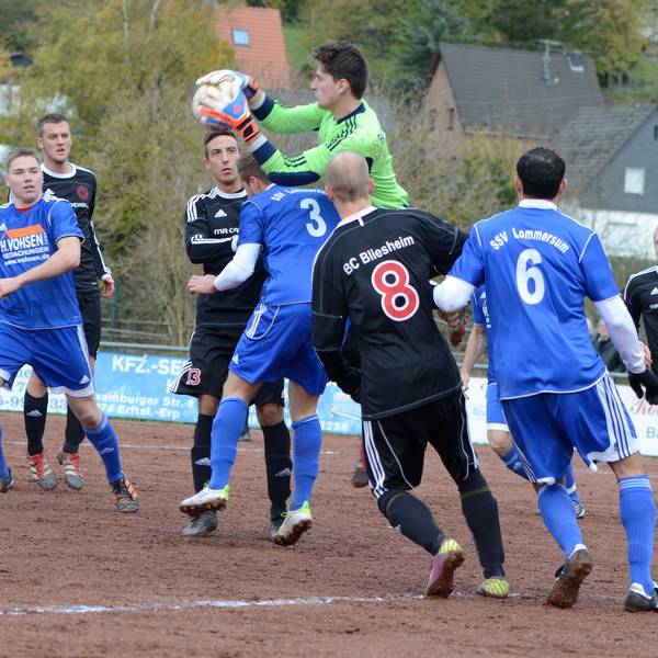 Das Bild zeigt eine Spielszene zwischen dem SSV Lommersum und dem BC Bliesheim. Torwart Philipp Henn sichert sich den Ball.