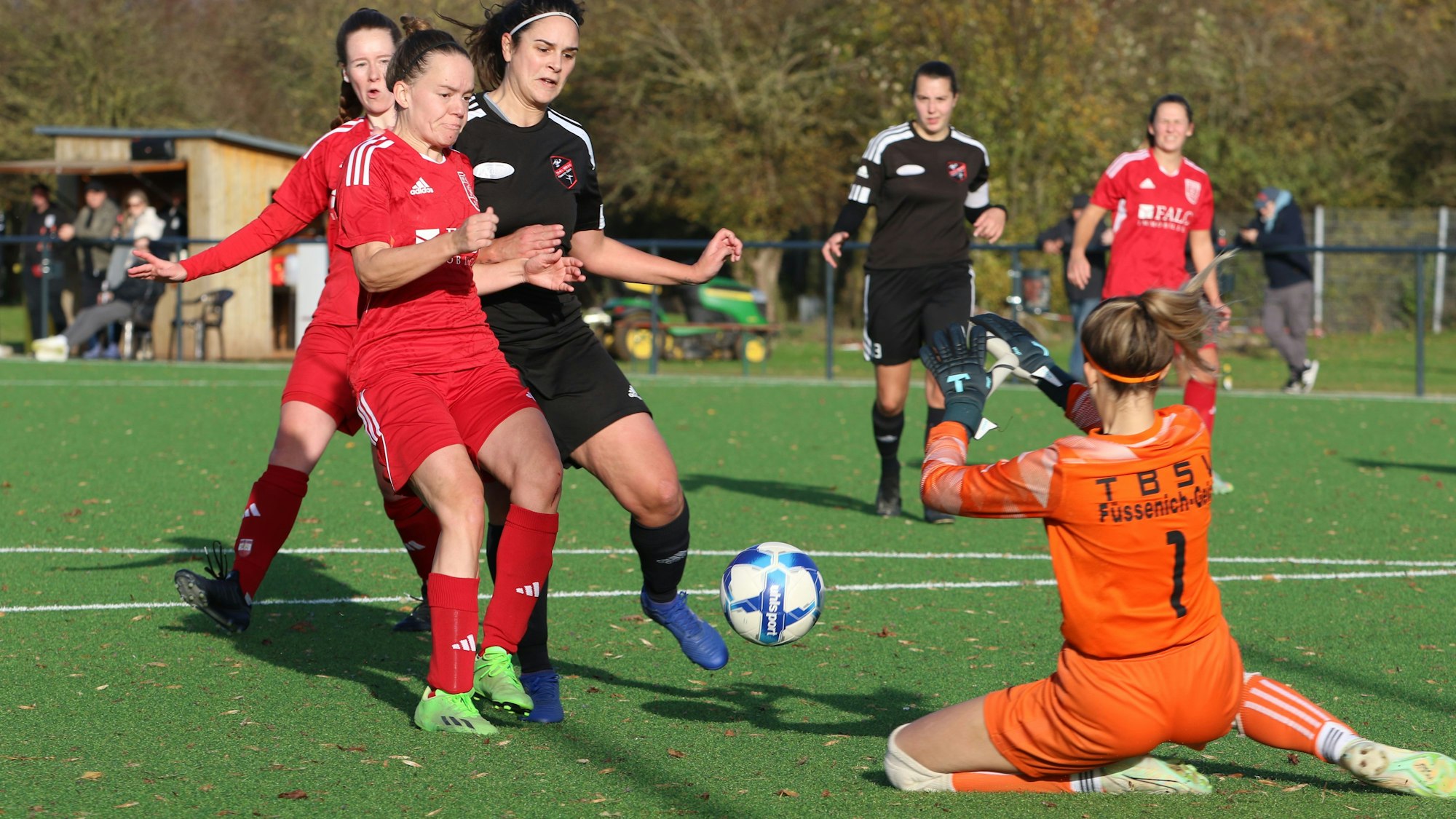 Das Bild zeigt Torhüterin Michelle Leyendecker, wie sie einen Chance vereitelt.