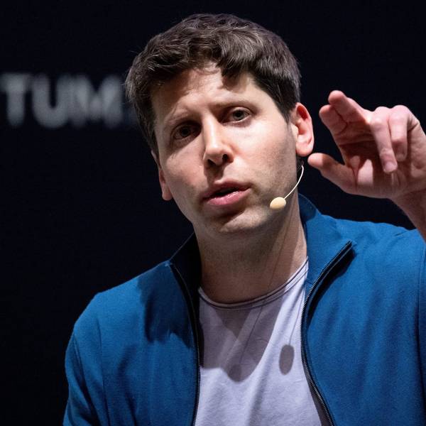 Bayern, München: Sam Altman, Geschäftsführer (CEO) von OpenAI und Erfinder der KI-Software ChatGPT, nimmt an der Technische Universität München (TUM) an einer Podiumsdiskussion teil. Er trägt eine blaue Jacke zum T-Shirt und gestikuliert mit zwei ausgestreckten Fingern.