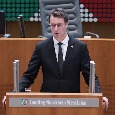 09.11.2023, Nordrhein-Westfalen, Düsseldorf: Der Nordrhein Westfälichen Ministerpräsident Hendrik Wüst spricht bei einer Gedenkveranstaltung der Pogromnacht. In der Nacht vom 9. zum 10. November 1938 brannten die Nazis deutschlandweit Synagogen nieder, misshandelten Jüdinnen und Juden, verwüsteten ihre Wohnungen und Geschäfte. Die Pogromnacht war der Auftakt für die systematische Vernichtung der jüdischen Bevölkerung im Nationalsozialismus. Foto: David Young/dpa +++ dpa-Bildfunk +++