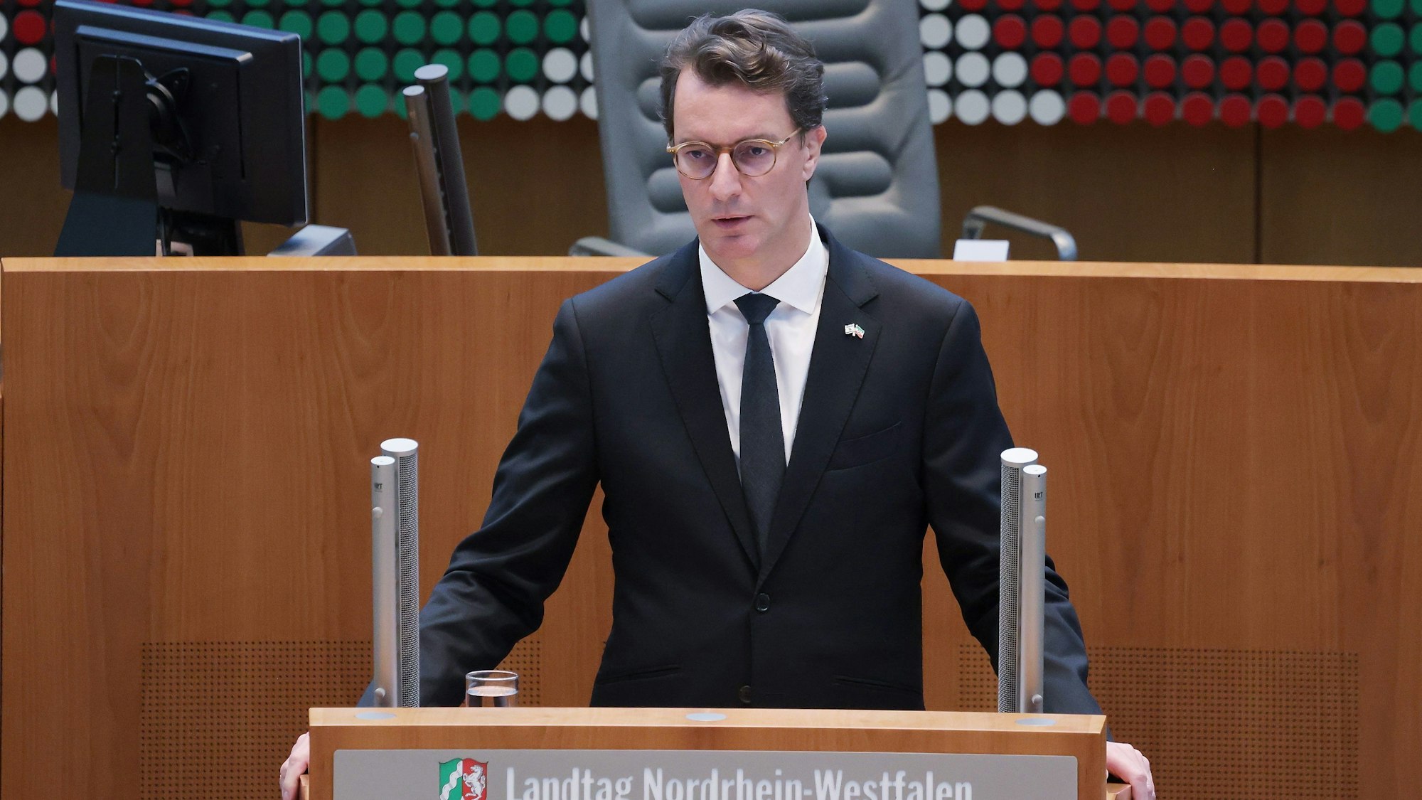 09.11.2023, Nordrhein-Westfalen, Düsseldorf: Der Nordrhein Westfälichen Ministerpräsident Hendrik Wüst spricht bei einer Gedenkveranstaltung der Pogromnacht. In der Nacht vom 9. zum 10. November 1938 brannten die Nazis deutschlandweit Synagogen nieder, misshandelten Jüdinnen und Juden, verwüsteten ihre Wohnungen und Geschäfte. Die Pogromnacht war der Auftakt für die systematische Vernichtung der jüdischen Bevölkerung im Nationalsozialismus. Foto: David Young/dpa +++ dpa-Bildfunk +++