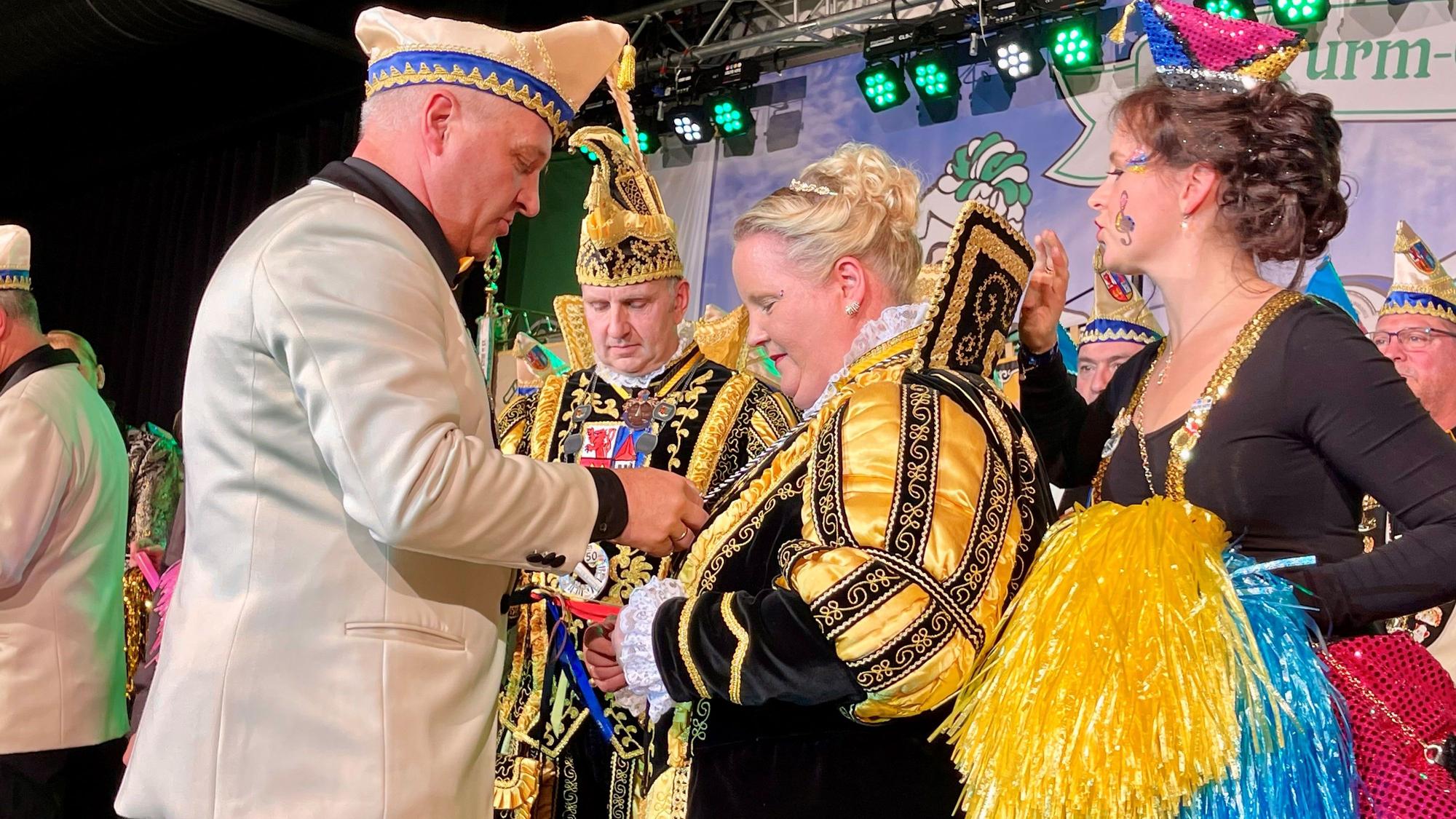 Bürgermeister Rainer Viehof überreichte Prinzessin Sandra I. den Sessionsorden.