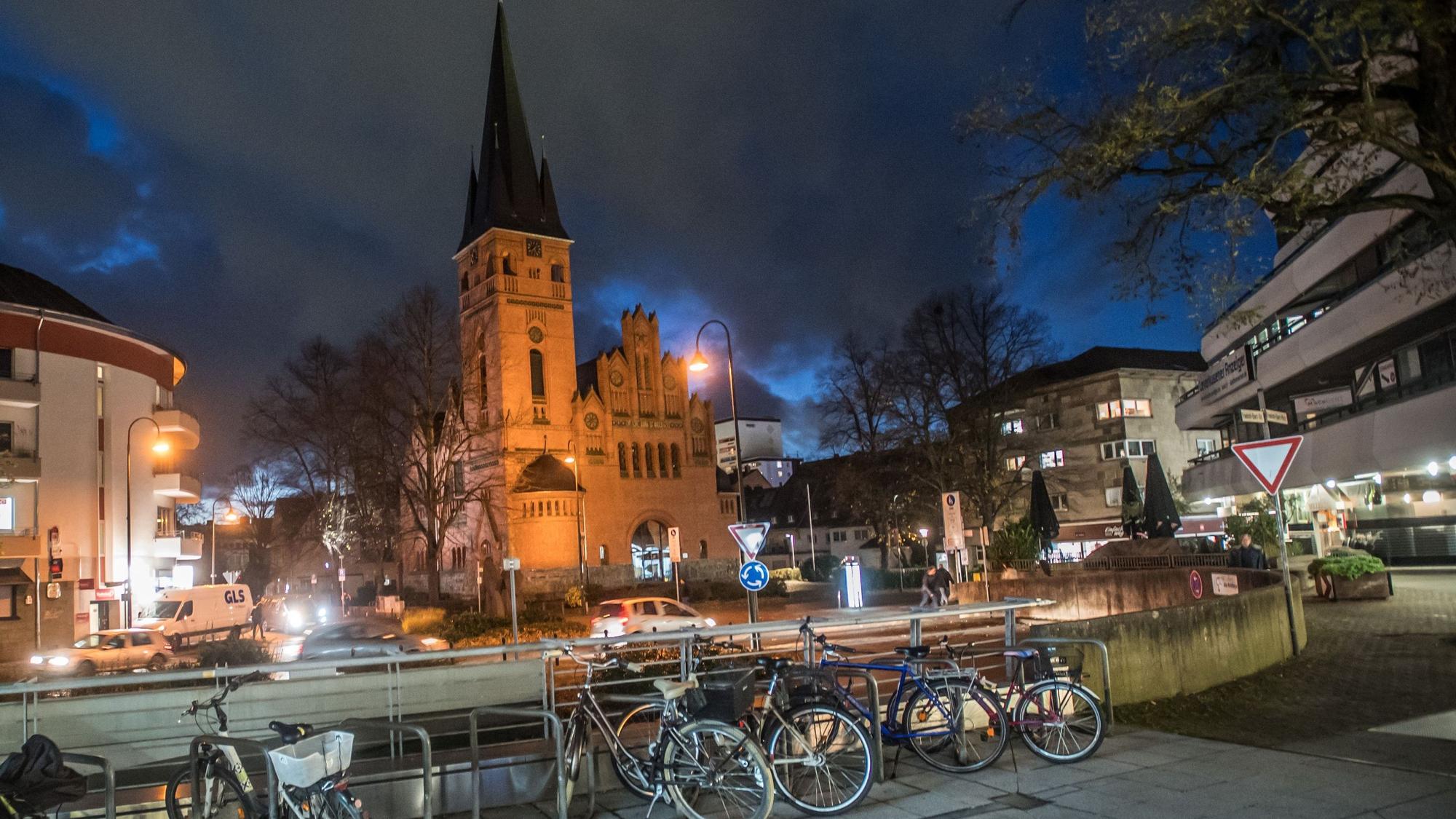 Christuskirche im Abendlicht angeleuchtet
