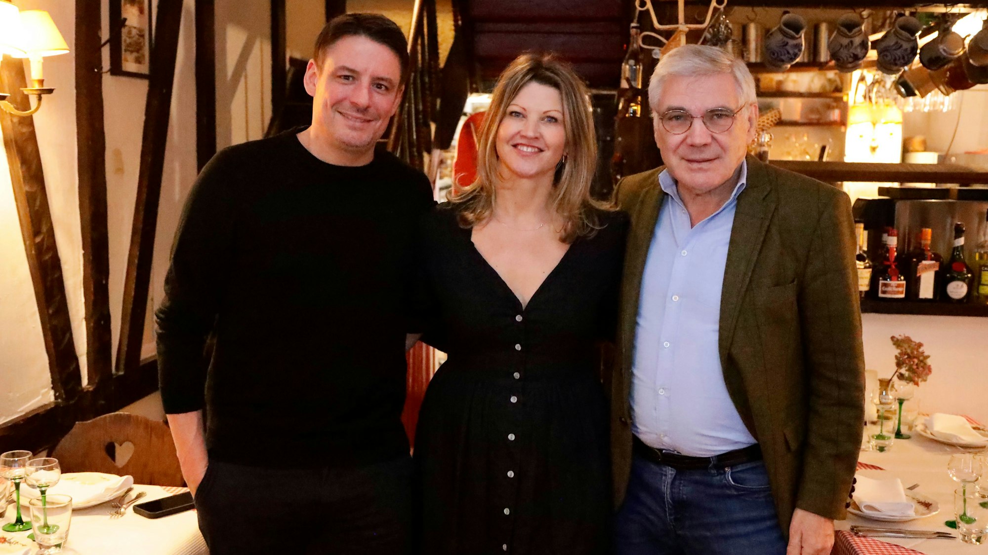 Markus Aler, Franziska Lewandroski und Romain Wack stehen Arm in Arm im „Wackes“.