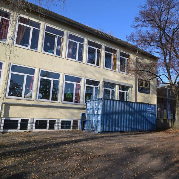 Ein zweistöckiges Gebäude ist von außen zu sehen.