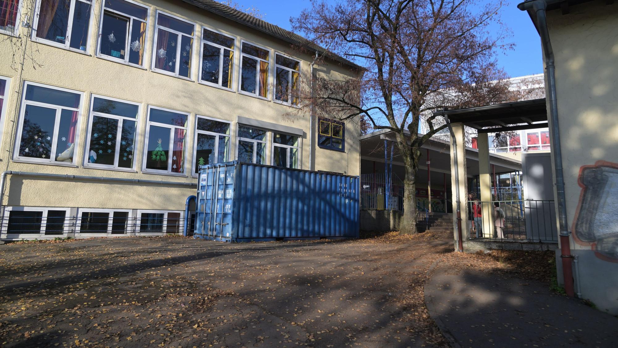 Ein zweistöckiges Gebäude ist von außen zu sehen.