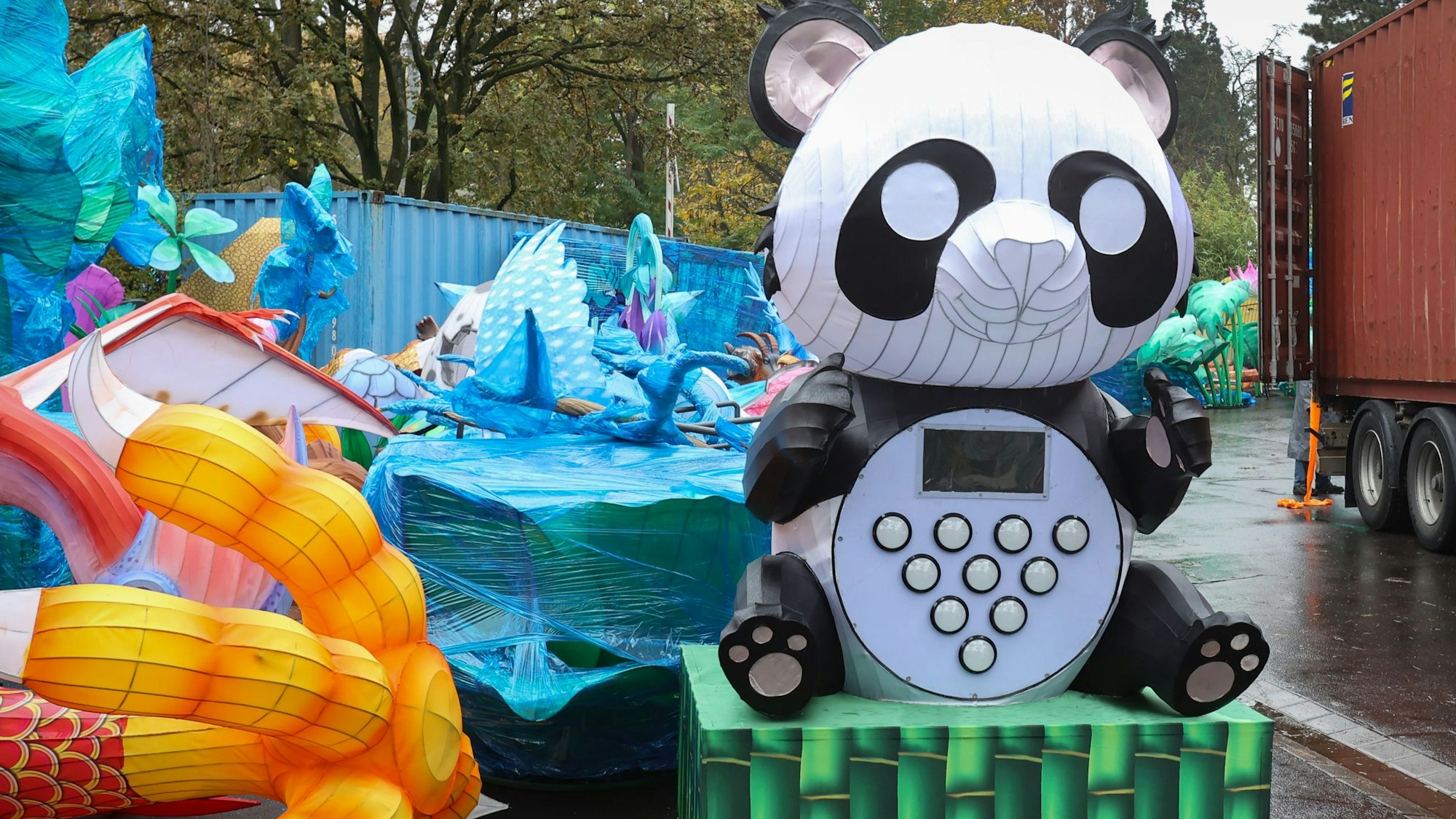 Schon im November liefen im Zoo Vorbereitungen für China Lights.