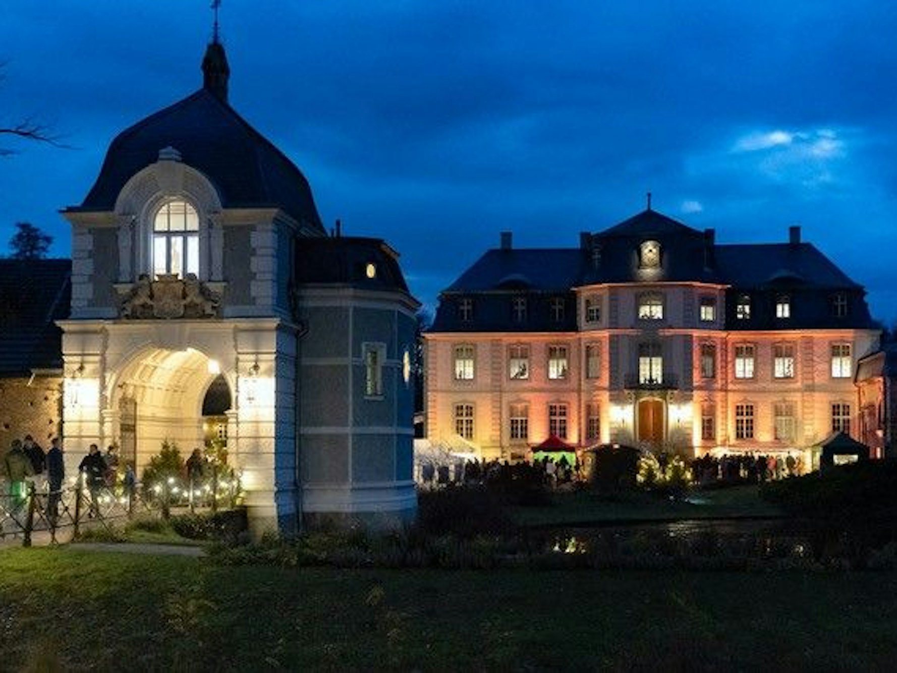 Warme Lichter strahlen Schloss Türnich an