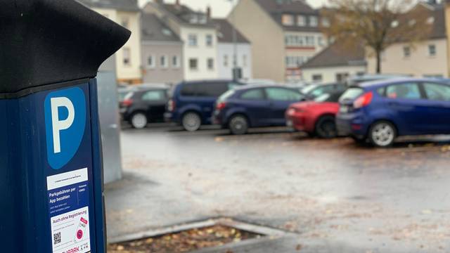Ein Parkscheinautomat und Autos auf dem Parkplatz Annaturmplatz in Euskirchen.