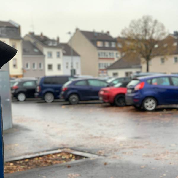 Ein Parkscheinautomat und Autos auf dem Parkplatz Annaturmplatz in Euskirchen.