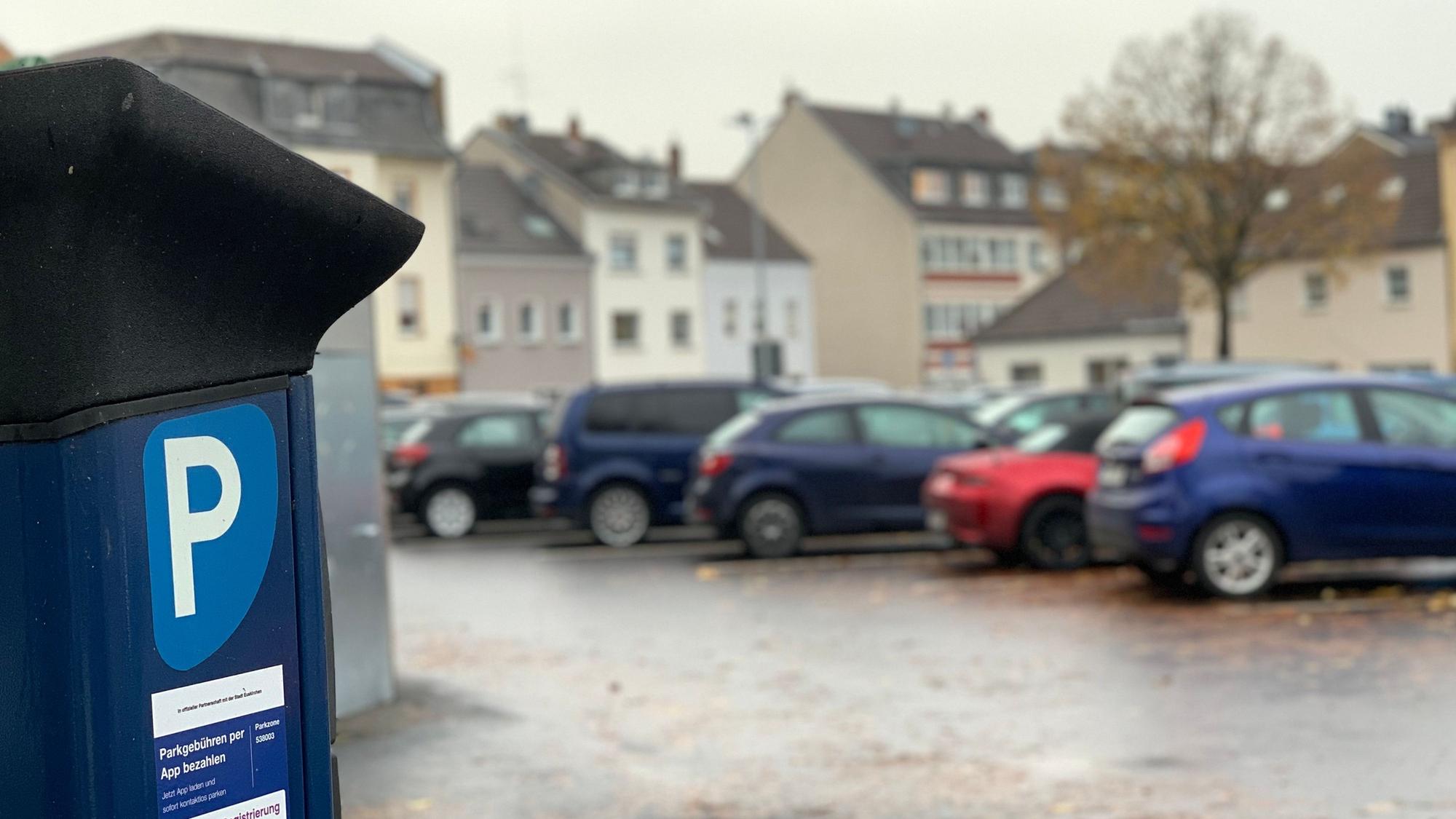 Ein Parkscheinautomat und Autos auf dem Parkplatz Annaturmplatz in Euskirchen.