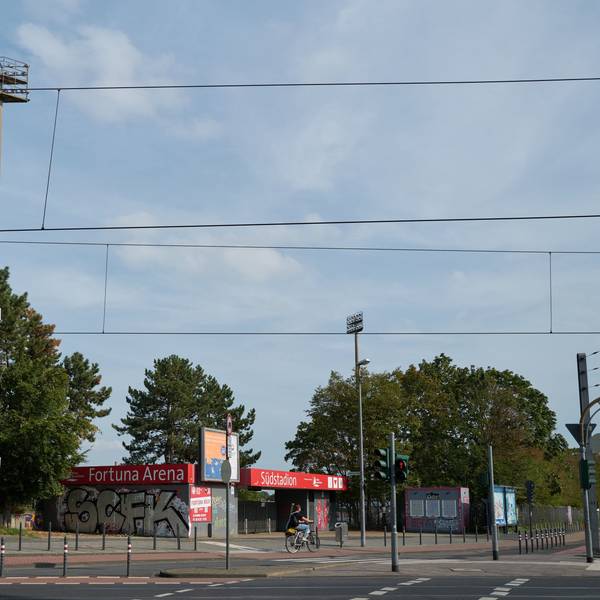 Der Eingang zum Stadion von Fortuna Köln an der Pohligstraße.