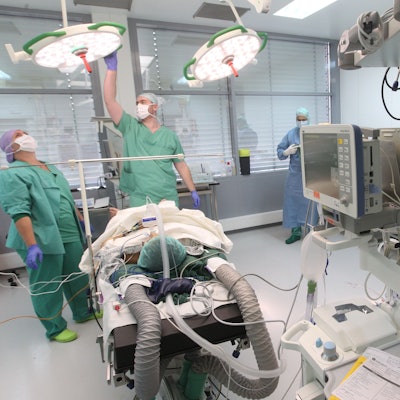 Operation in der Kinderklinik Asklepios in Sankt Augustin mit Dr. Micha Langendörfer, Chefarzt Orthopadie, der einem 11-jährigen Mädchen einen Nagel zur Stabilisation des Schienbeins einsetzt.