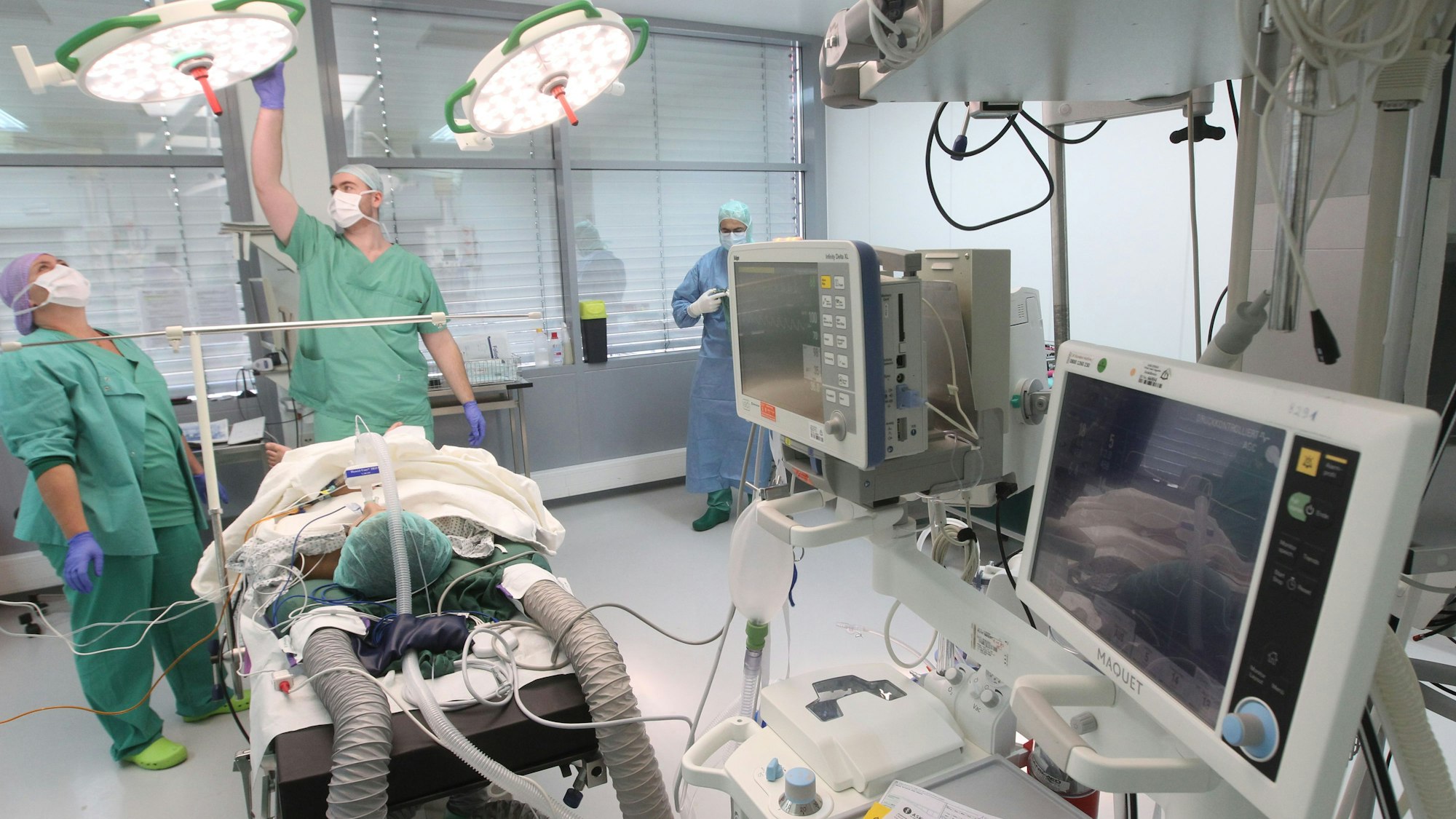 Mit einer gemeinsamen Bundesratsinitiative fordern Bayern, Nordrhein-Westfalen, Schleswig-Holstein und Sachsen-Anhalt vom Bund ein Soforthilfeprogramm für Krankenhäuser in Geldnot.Blick in einen OP - ein Eingriff wird von Arzt und Pflegerin in Schutzkleidung vorbereitet..