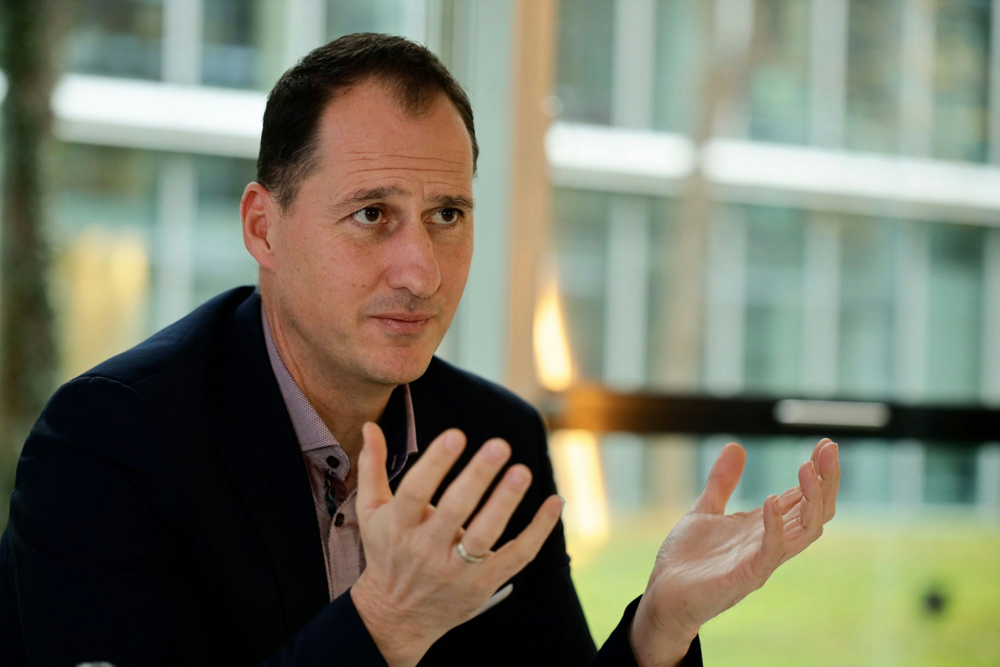 AWB-Geschäftsführer Thomas Thalau gestikuliert im Gespräch.