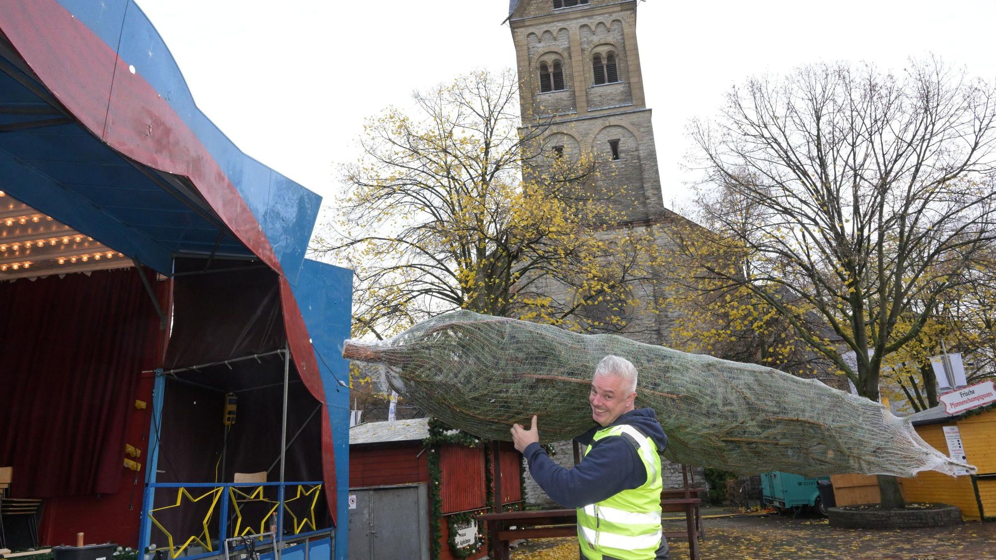Die Vorbereitungen für den Weihnachtsmarkt laufen in Bergisch Gladbach. Am Donnerstag öffnet er die Tore.