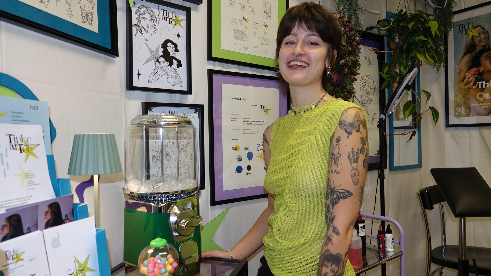 Sieben Absolvent*innen stellten ihre Arbeiten in den Räumen der Rhein-Sieg Akademie aus, hier steht Lilly Büsen in ihrem Café „Tinte im Tee“.