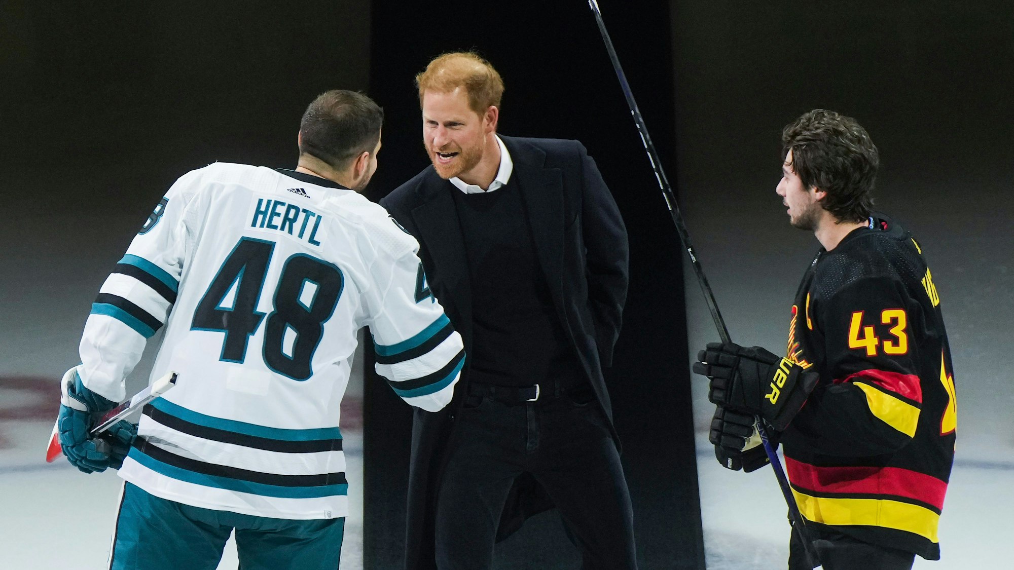 Prinz Harry (Mitte), schüttelt die Hand von Tomas Hertl (links) von den San Jose Sharks.