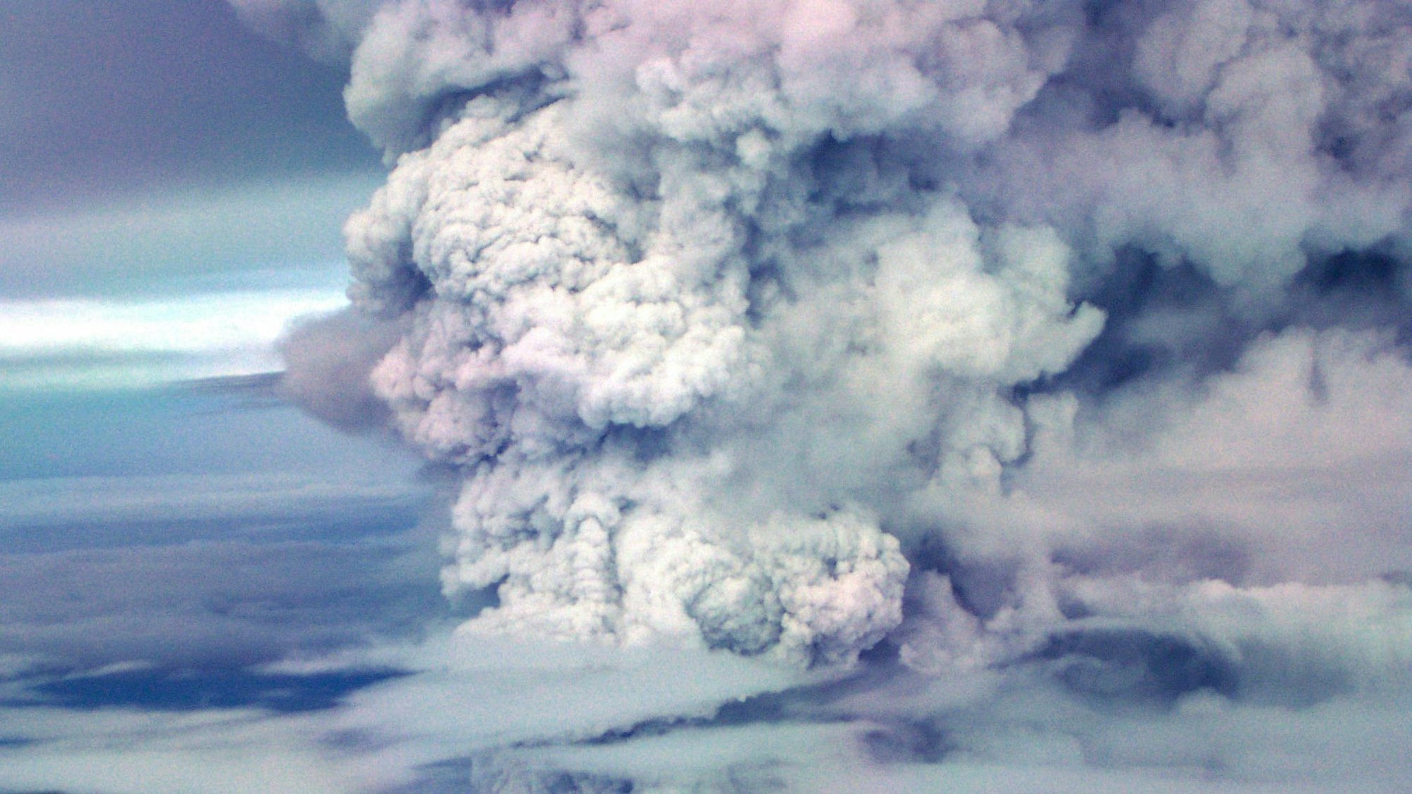 Eine Wolke aus Vulkanasche und Dampf steigt beim Ausbruch des Mount Ulawun am 30.04.2001 auf, fotografiert aus einer Höhe von 30.000 Fuß (ca. 9 km). Der Vulkan Ulawun in Papua-Neuguinea ist erneut ausgebrochen.